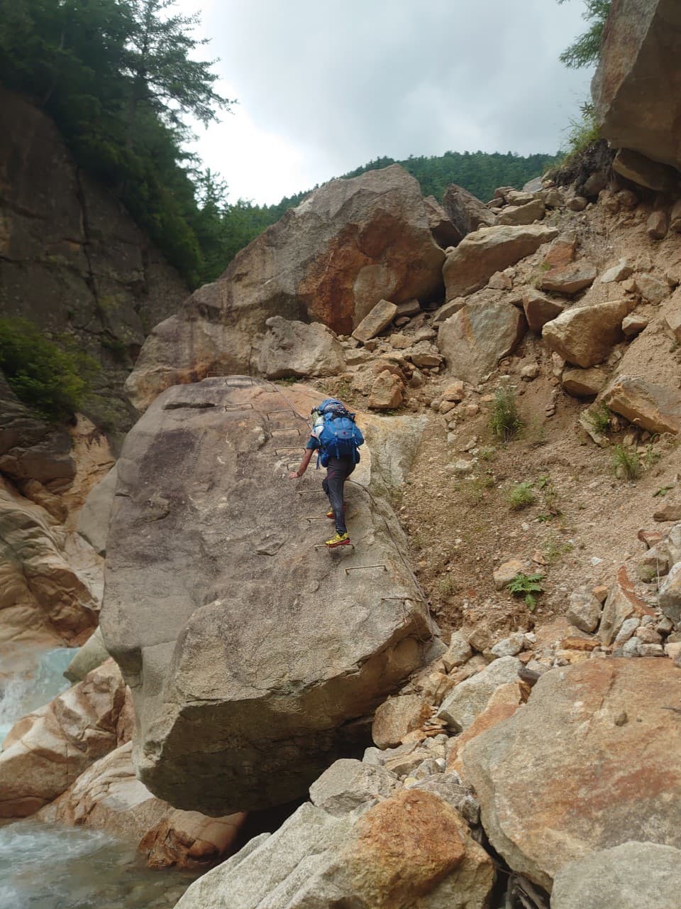 伊藤新道ガンダム岩