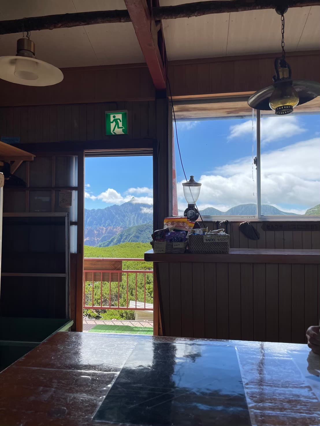 三俣山荘の食堂から見える槍ヶ岳