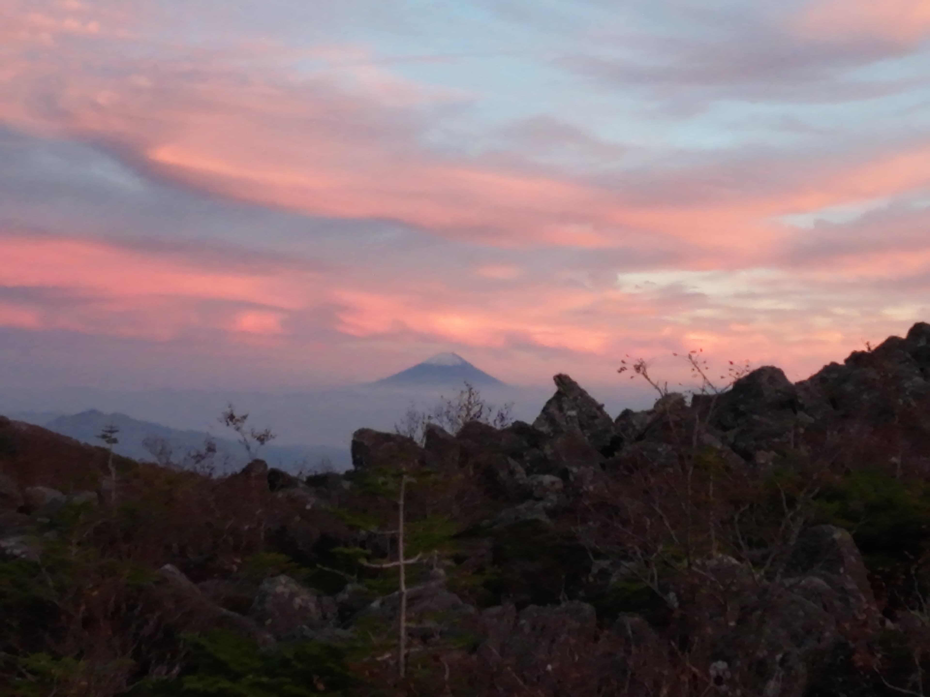 青年小屋付近から見える夕焼けの富士山