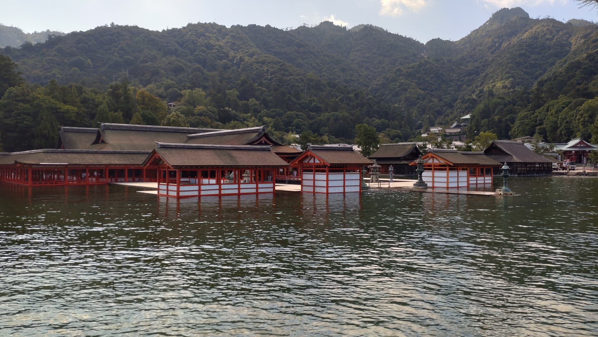 広島宮島の水の上に浮かぶような厳島神社