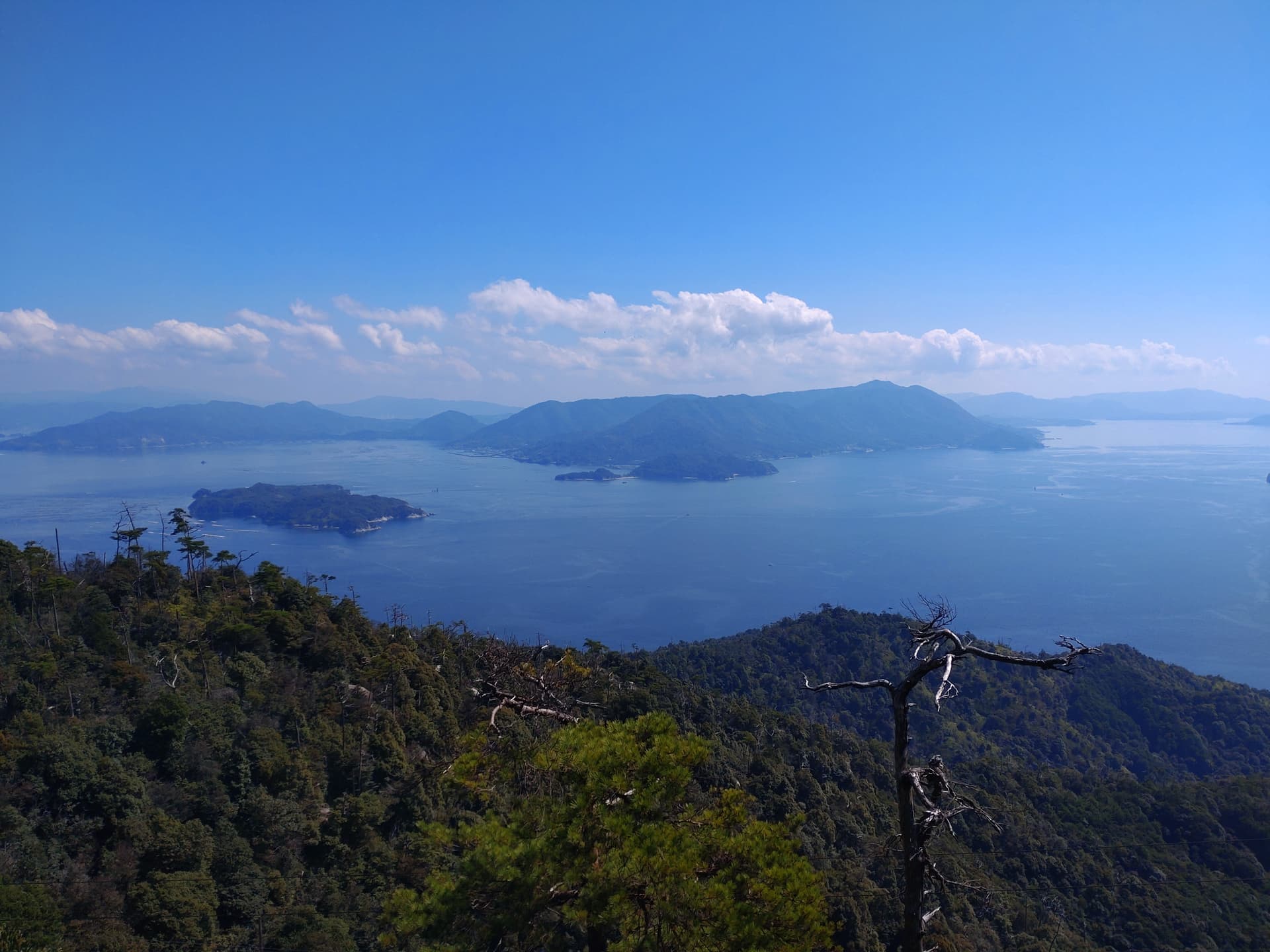 広島宮島の弥山尾根から見下ろす宮島の海