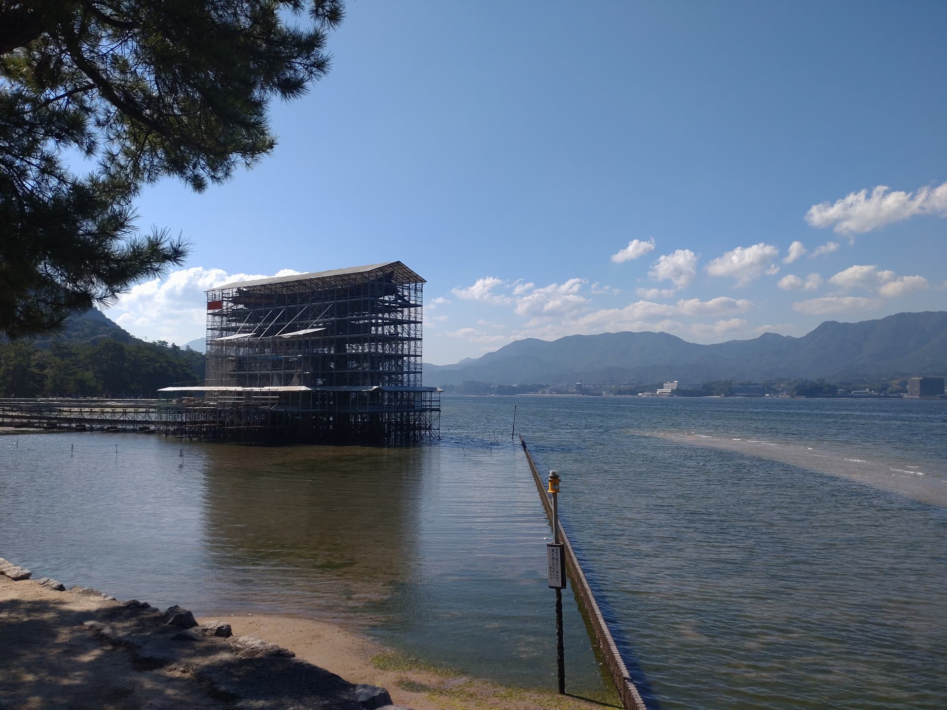 広島厳島神社の改修工事中の鳥居