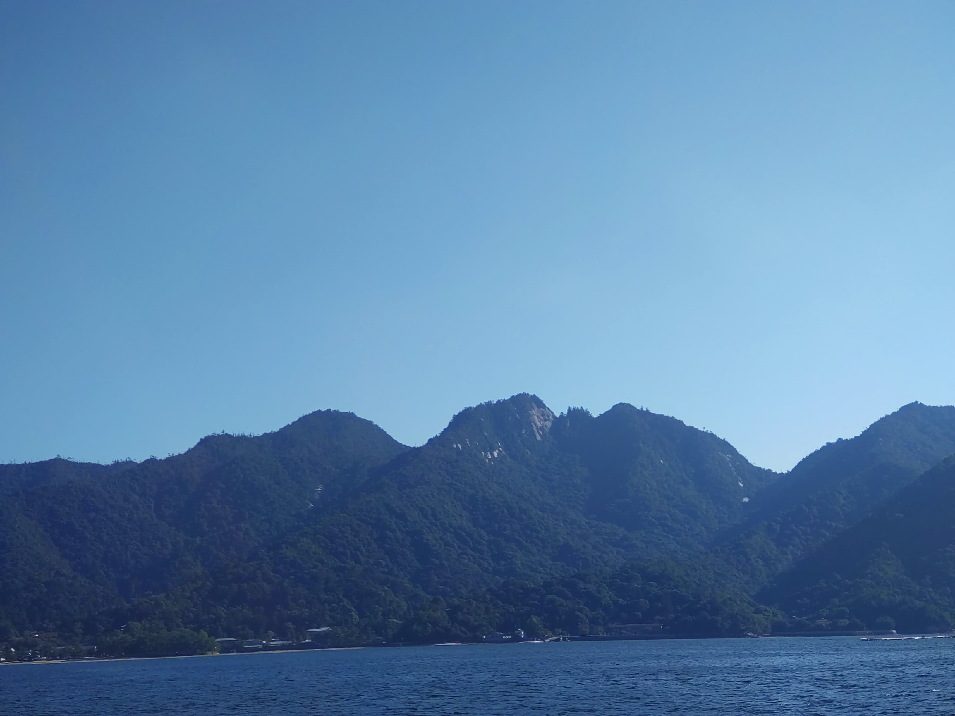 宮島フェリーから見た宮島弥山