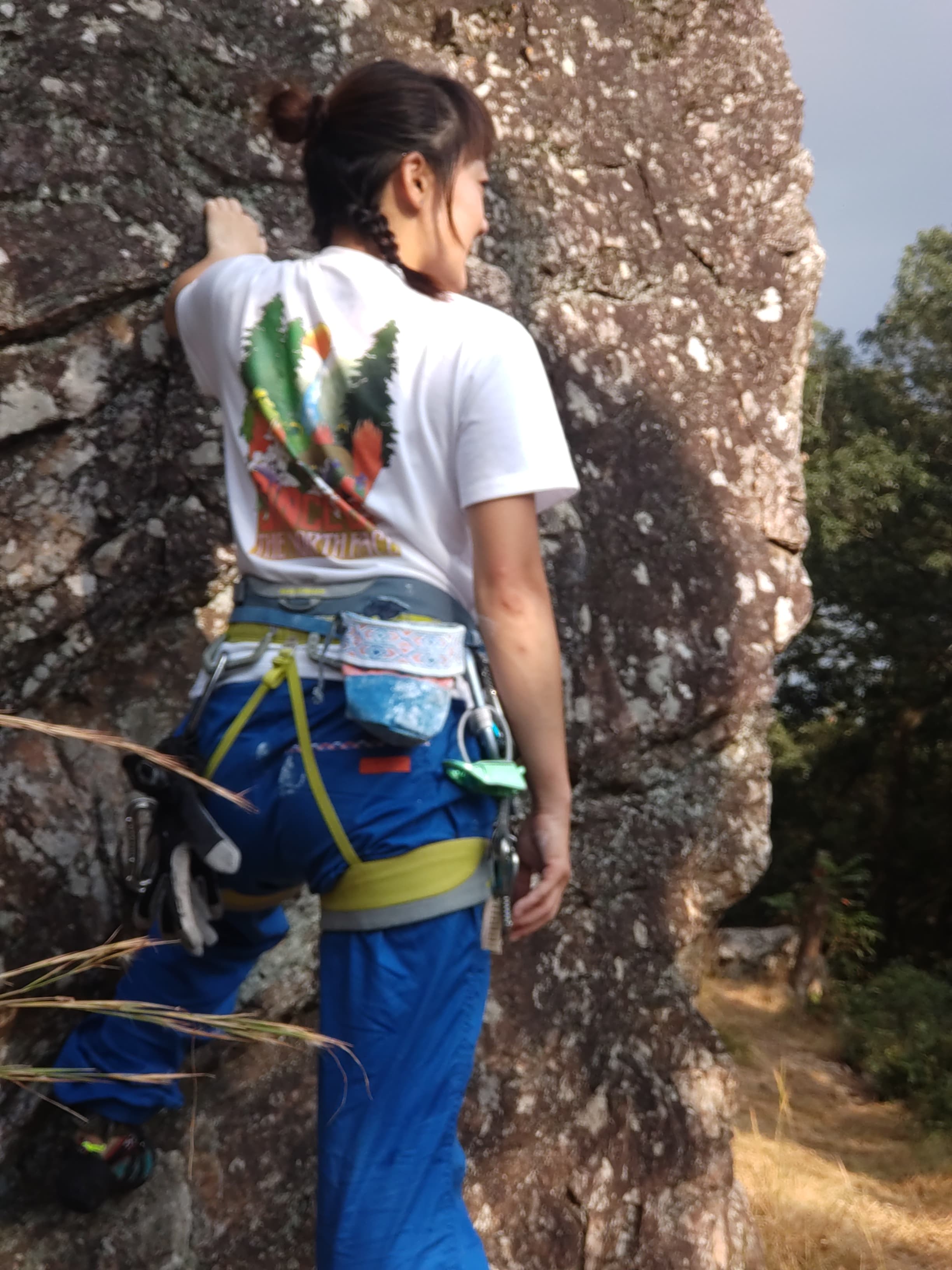 岩野山の岩に取り付く女性