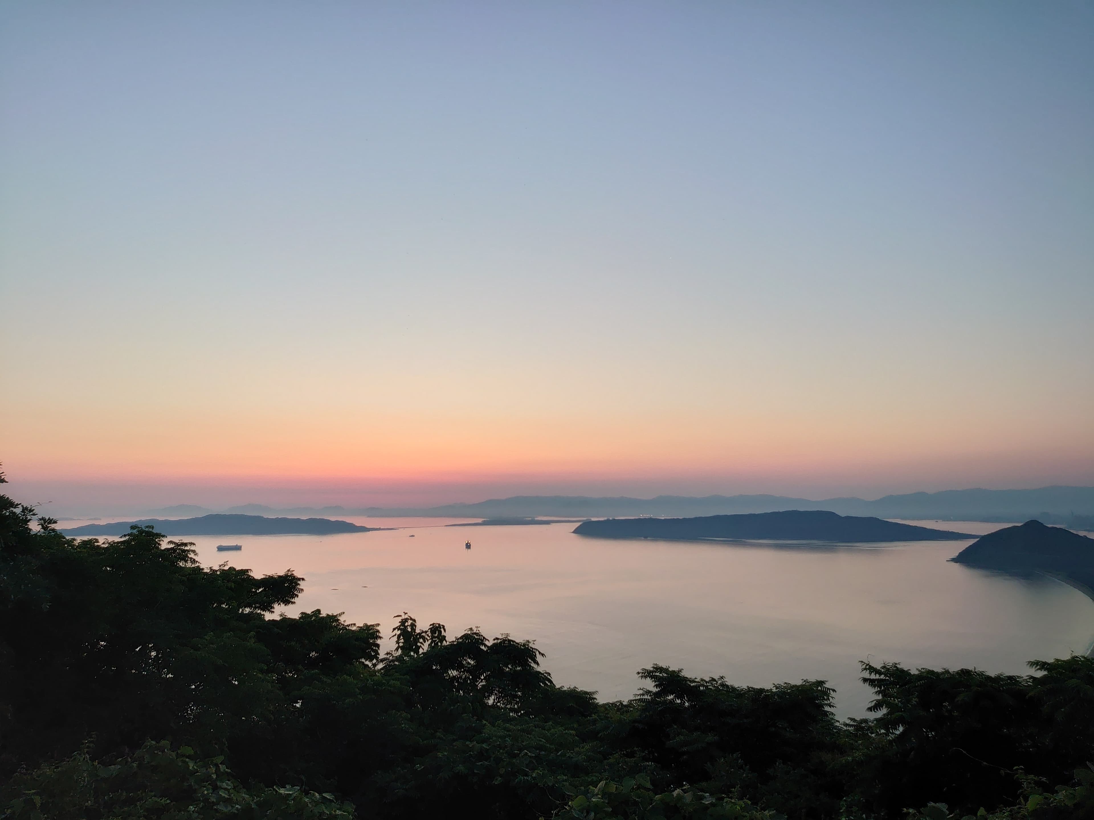 糸島、柑子岳山頂から望む朝陽