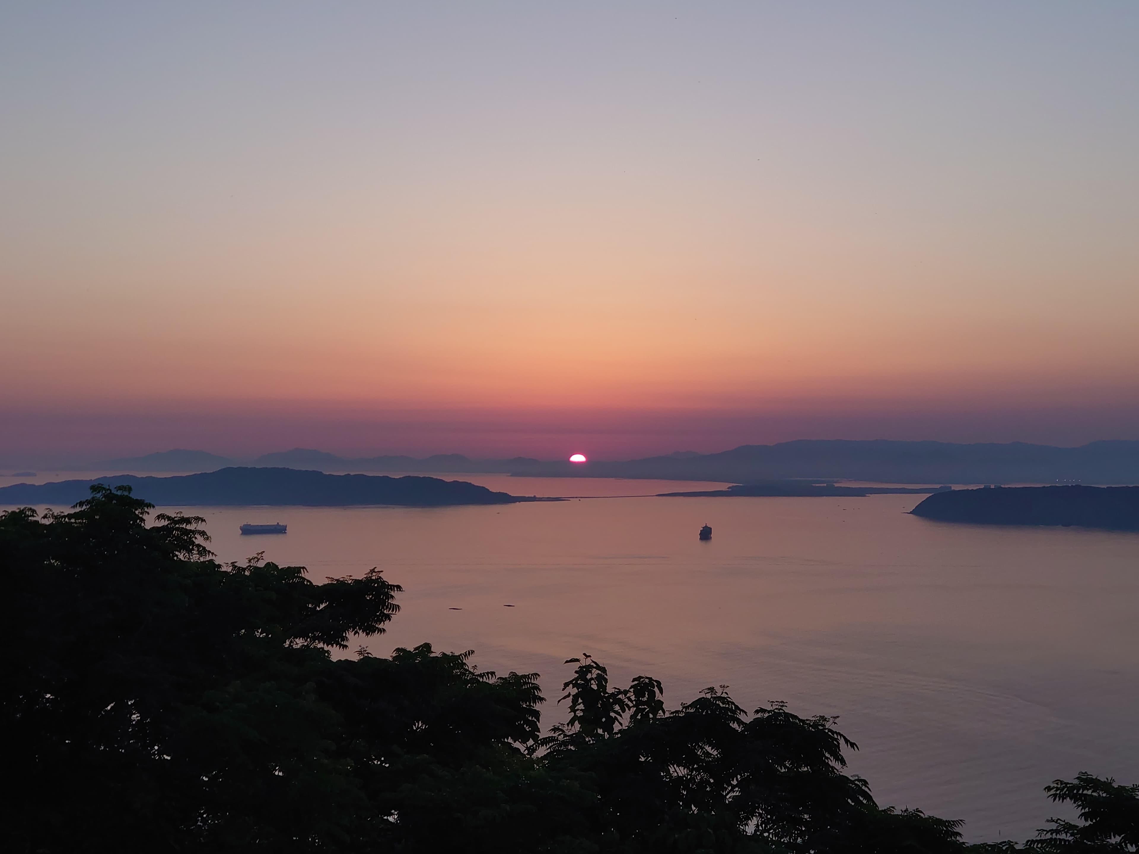 凪いだ糸島の海が次第に朝陽に明るくなっていく様子1