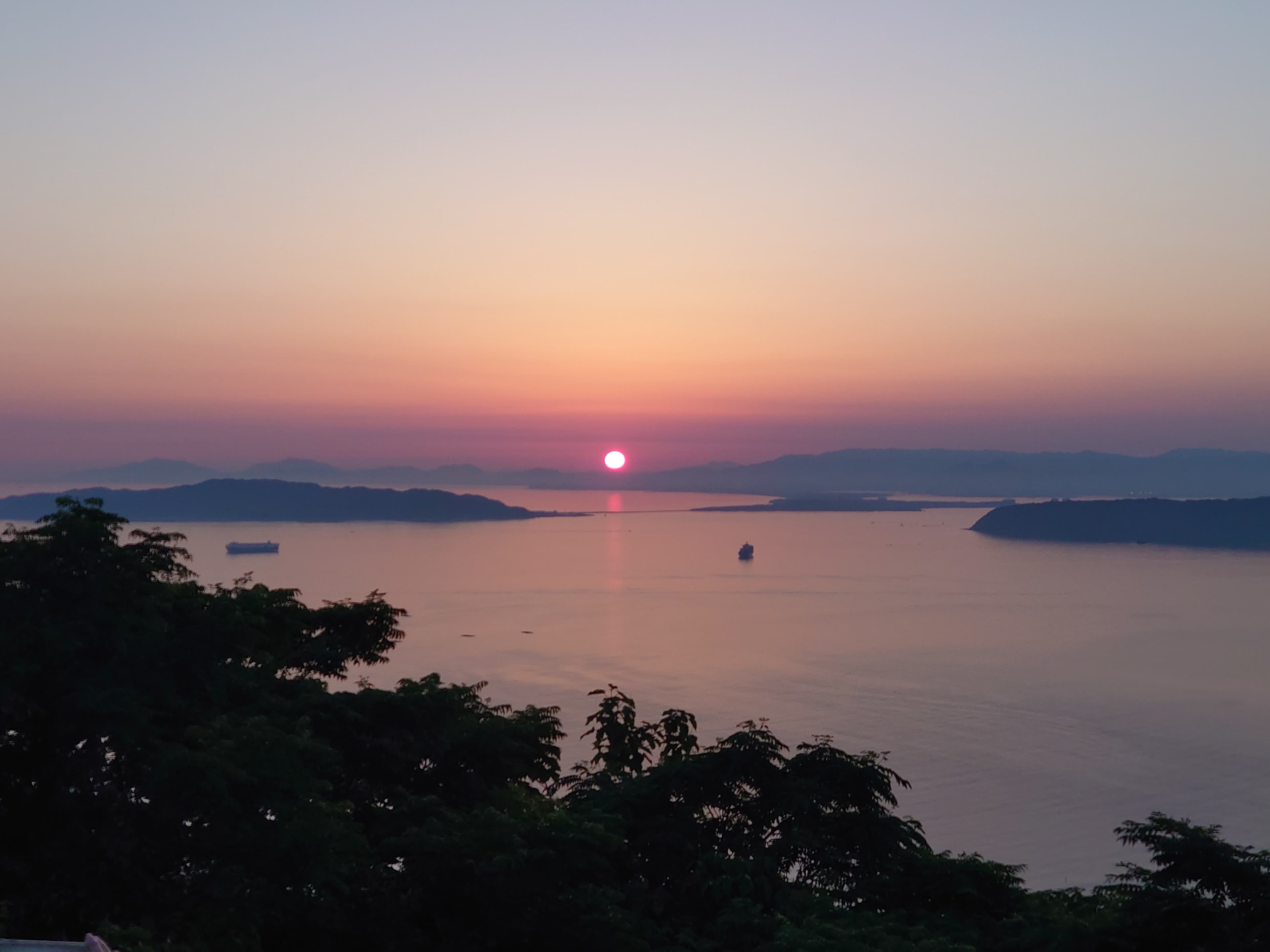 凪いだ糸島の海が次第に朝陽に明るくなっていく様子2