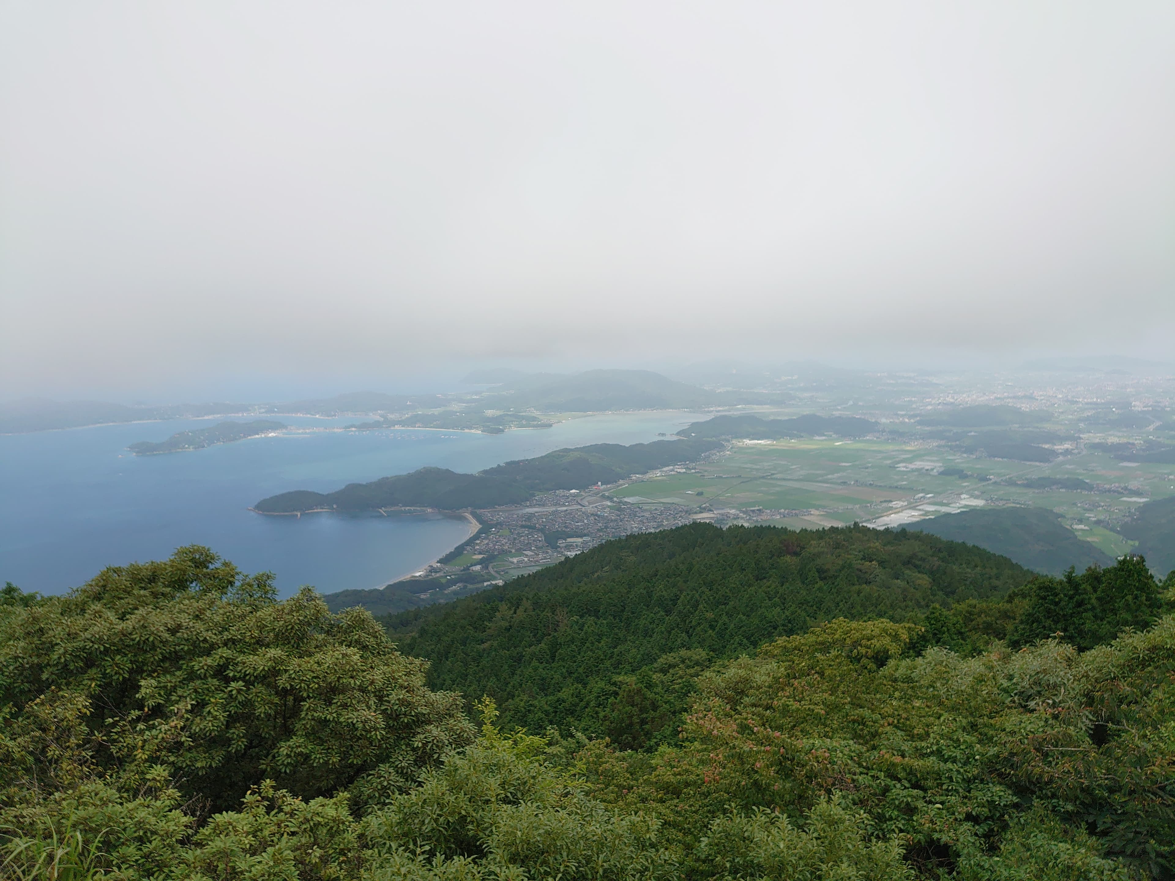 二丈岳の山頂の岩の上から見下ろした糸島の海