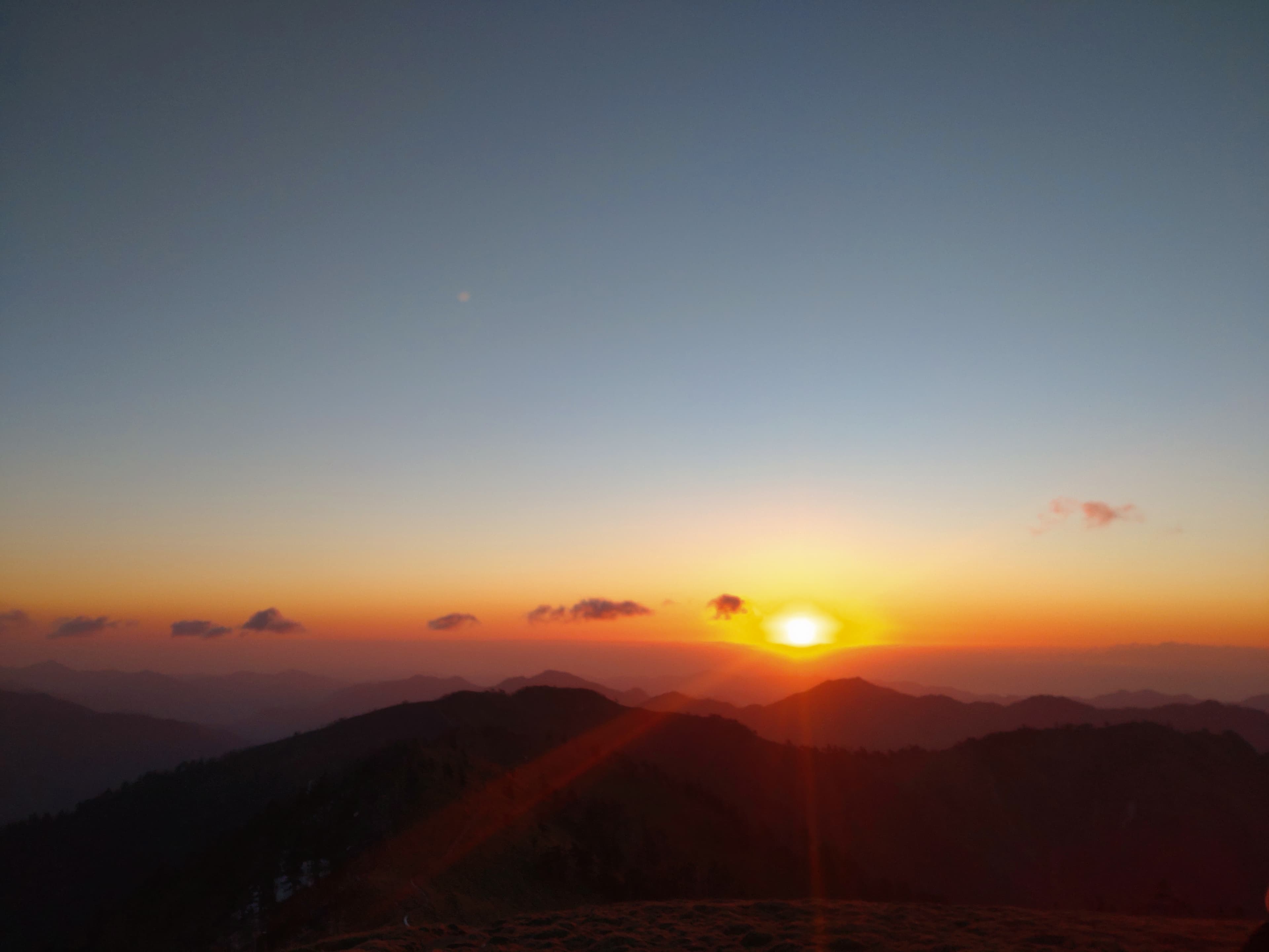 剣山山頂から望む朝陽