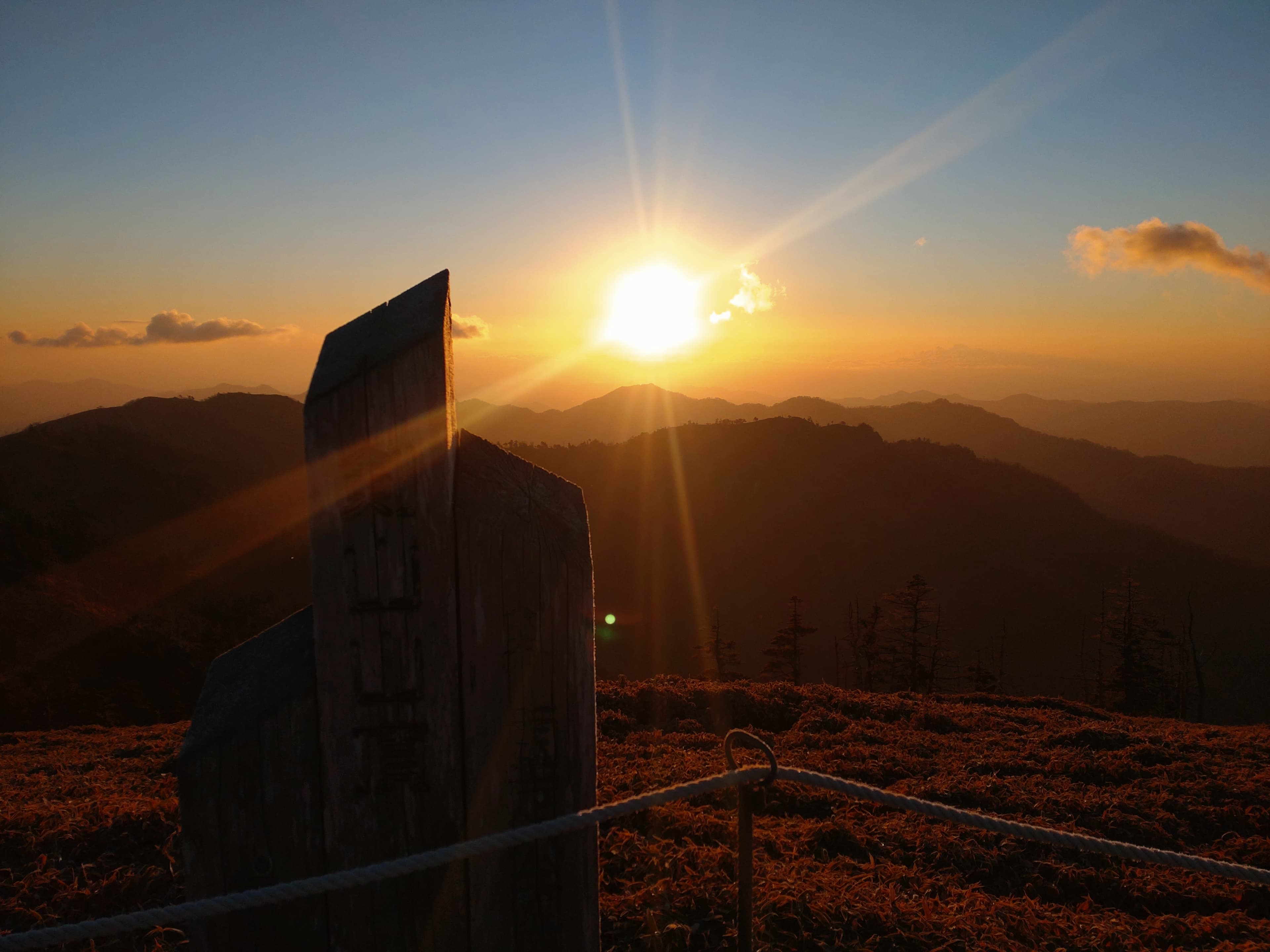 剣山山頂標識と日の出