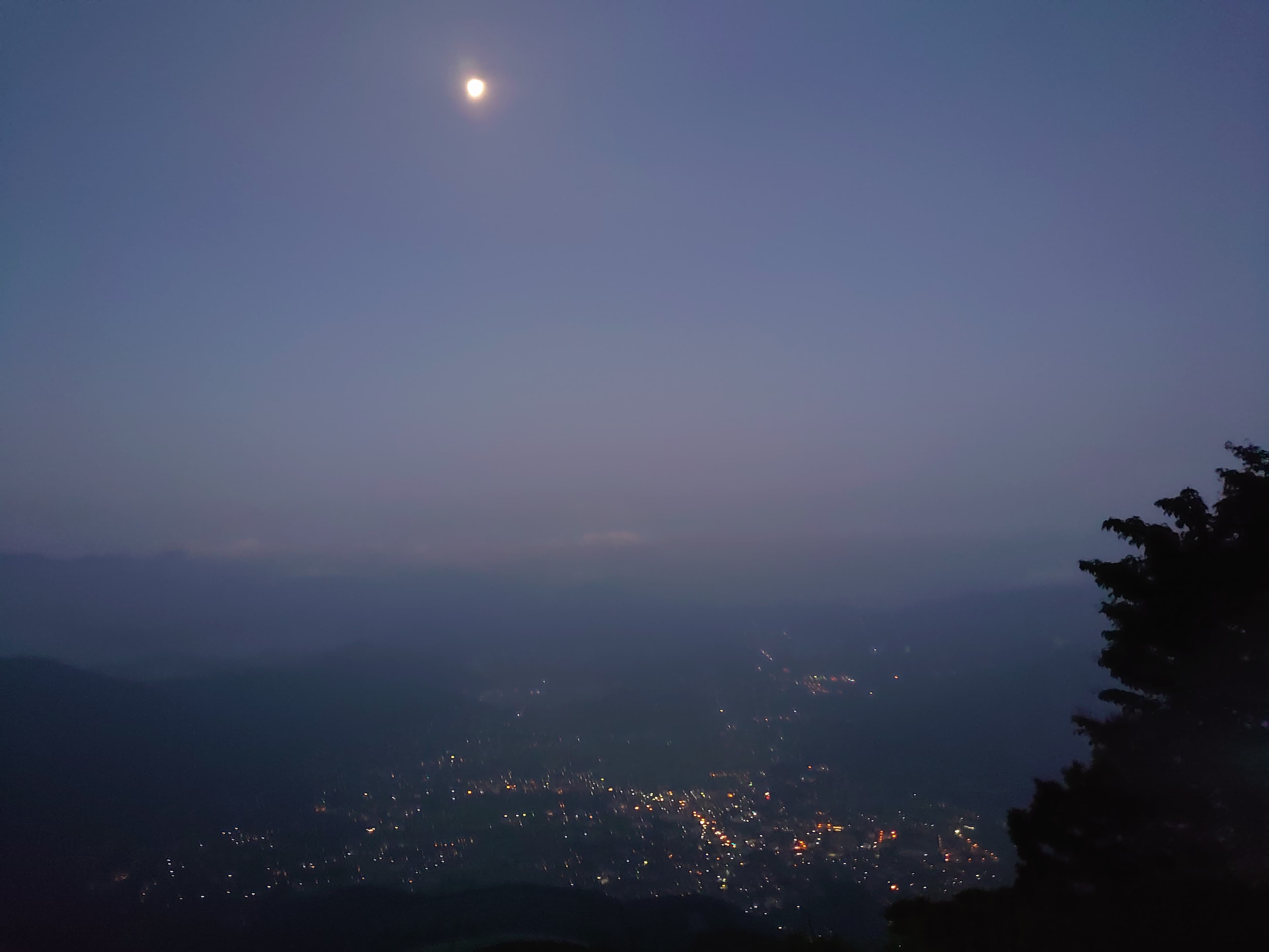 由布岳登山道途中から見下ろす町の夜景と月明り