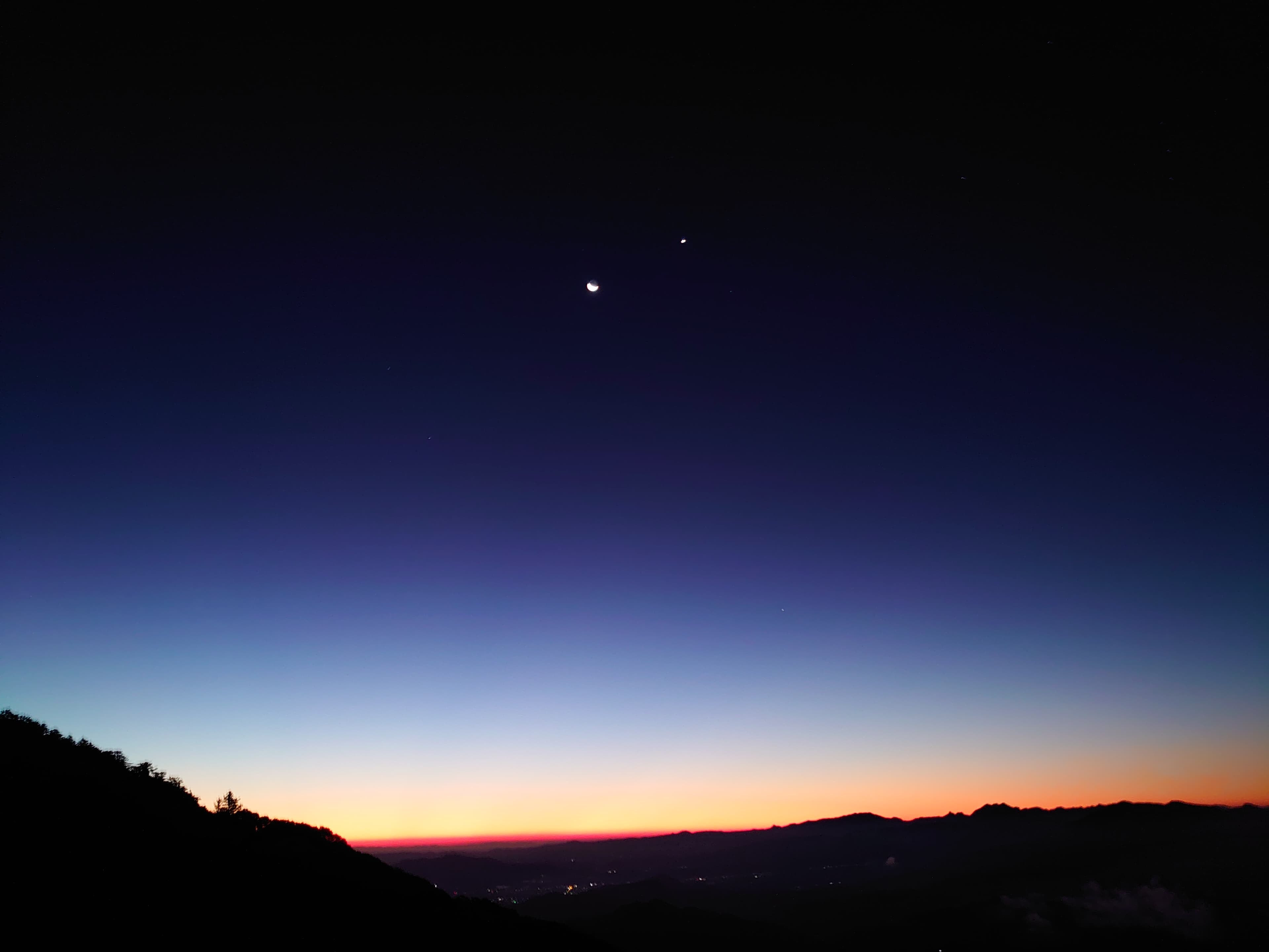 宝満山山頂にて、朝方明るくなってきた空