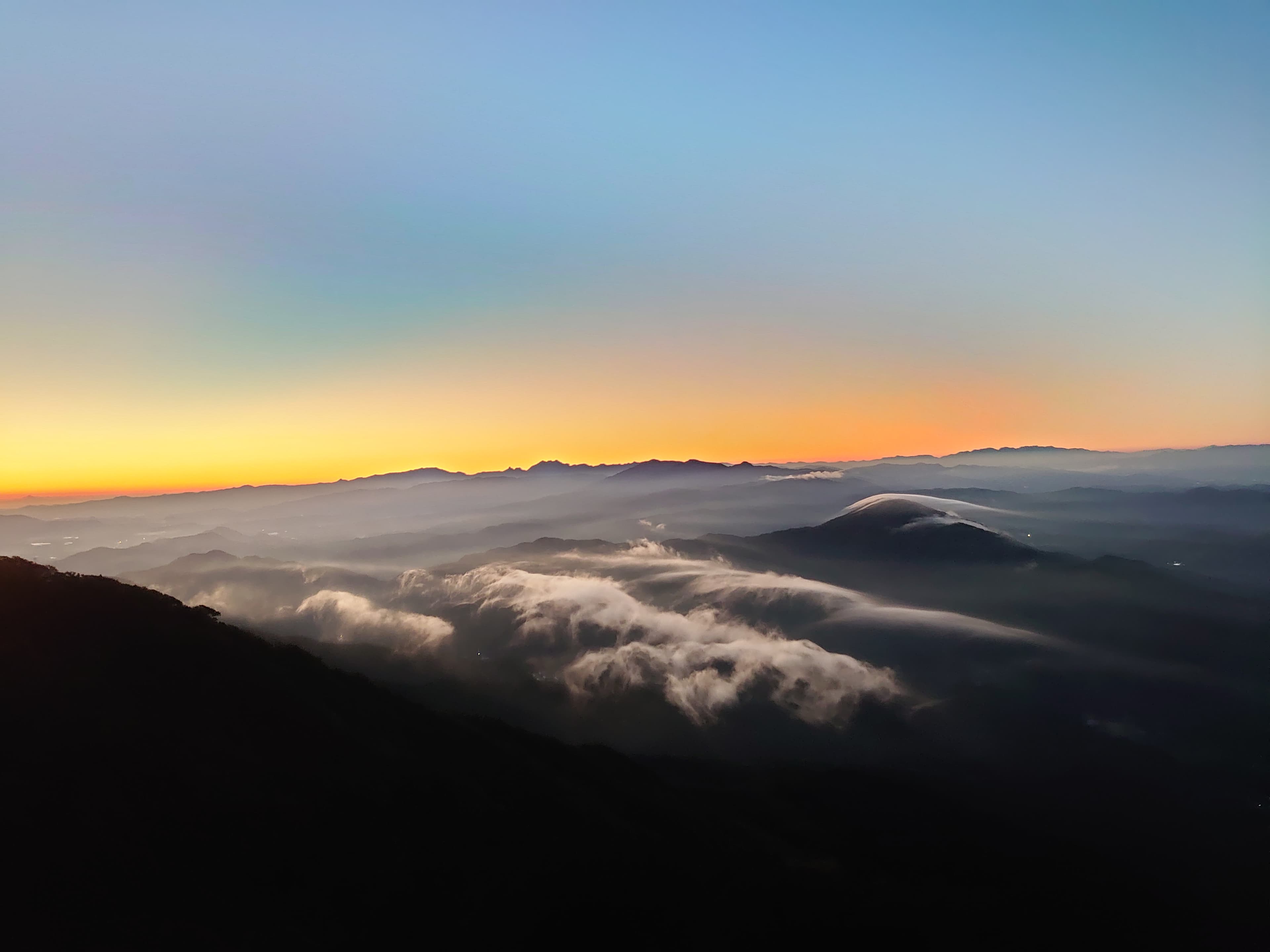 宝満山山頂にて、朝陽に照らされる雲