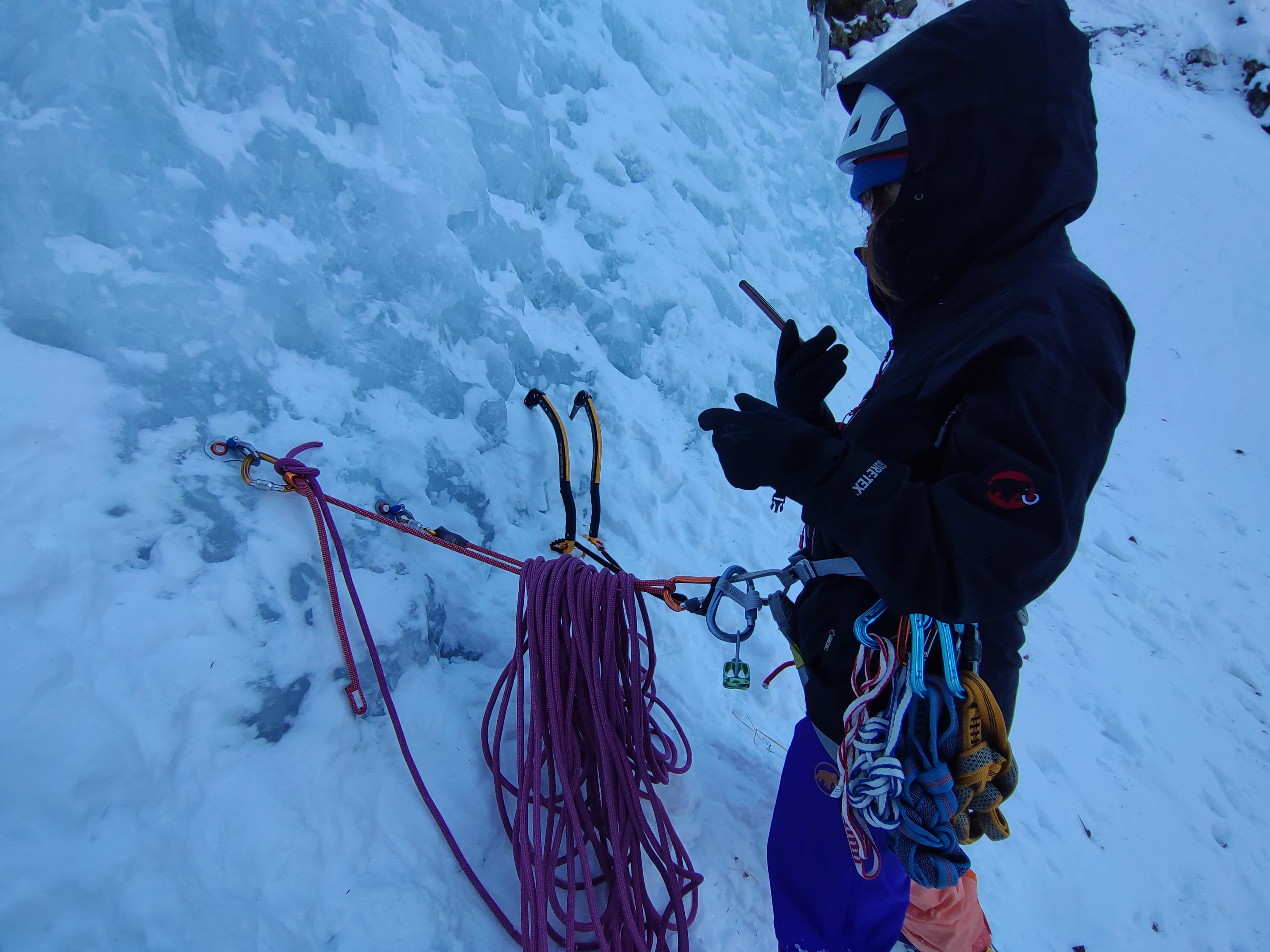 夏沢鉱泉アイスギャラリーでアイスクライミング