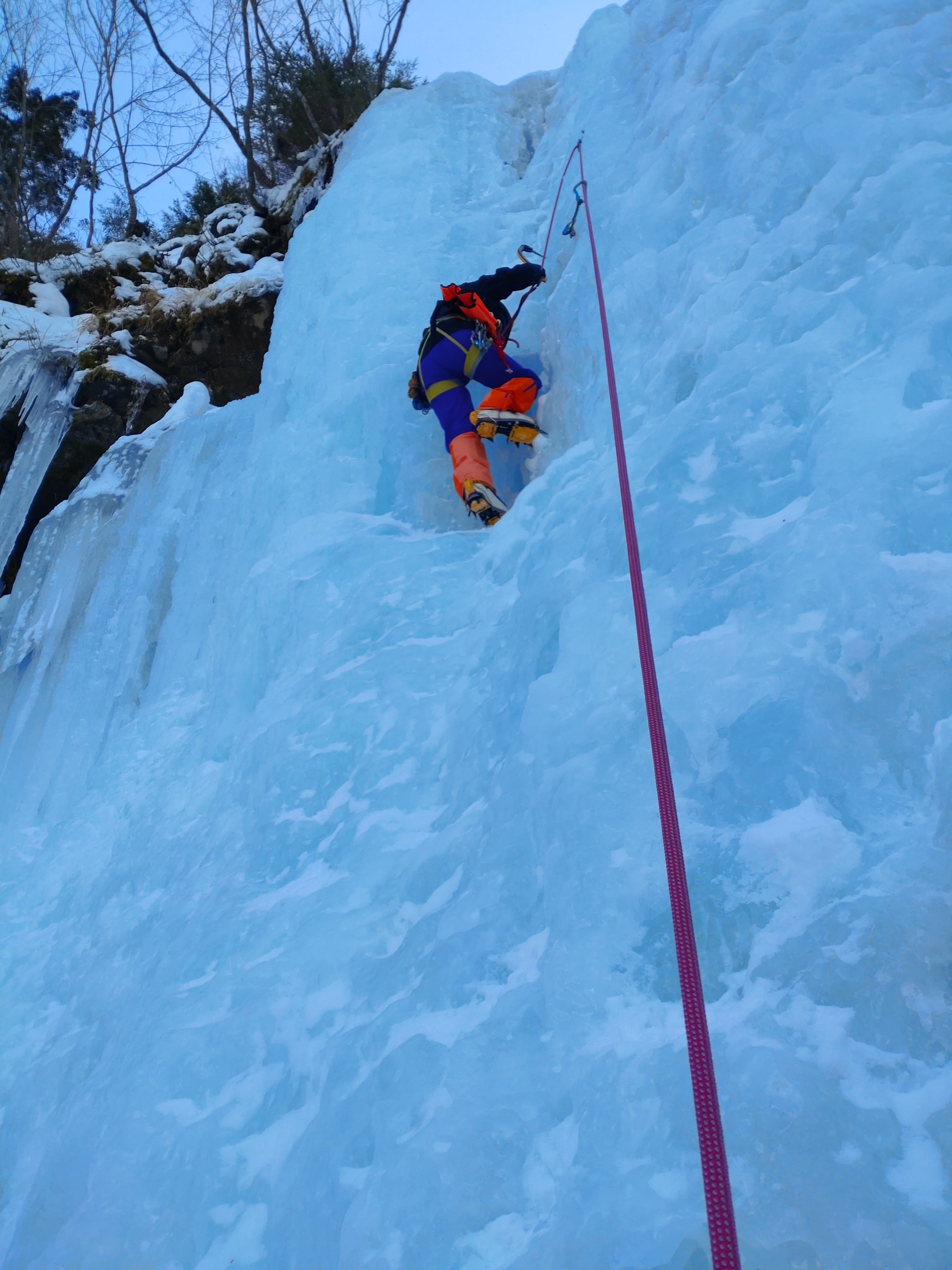 夏沢鉱泉アイスギャラリーでアイスクライミング