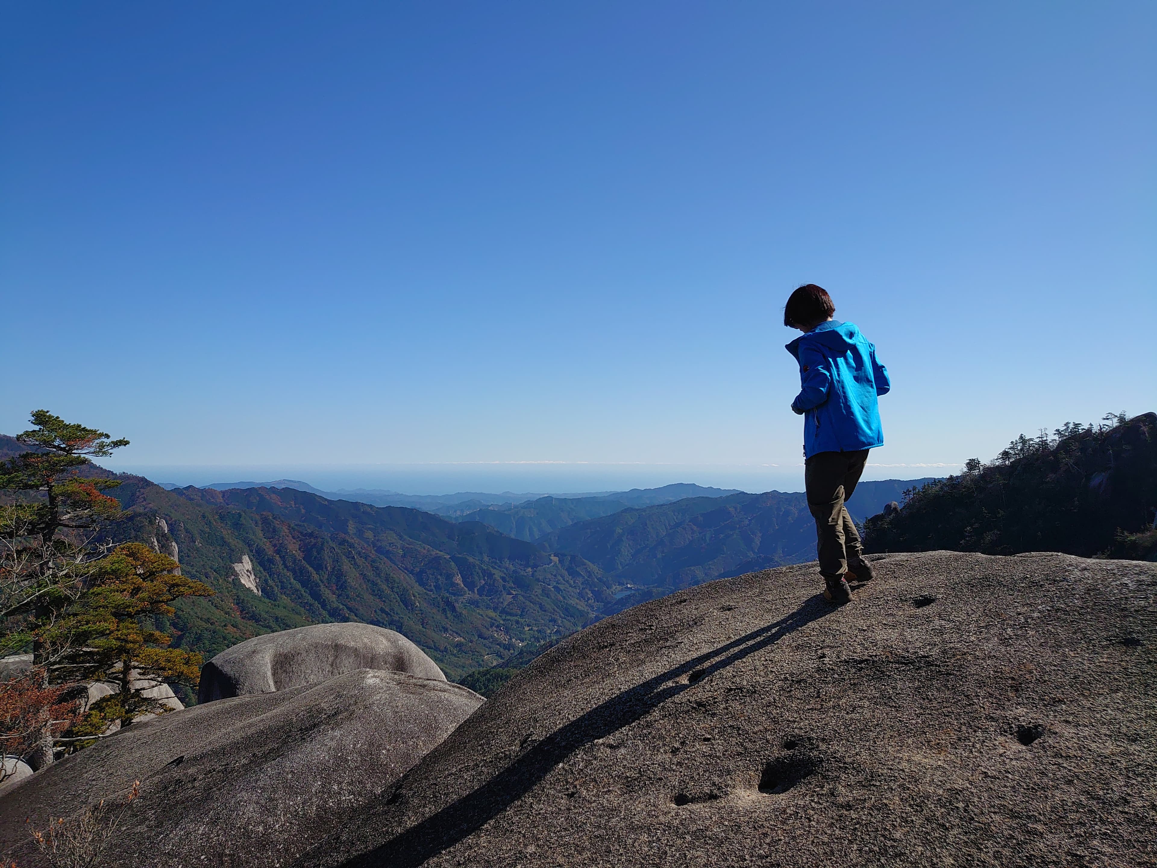 大崩山登山道途中の大岩の上で休憩2