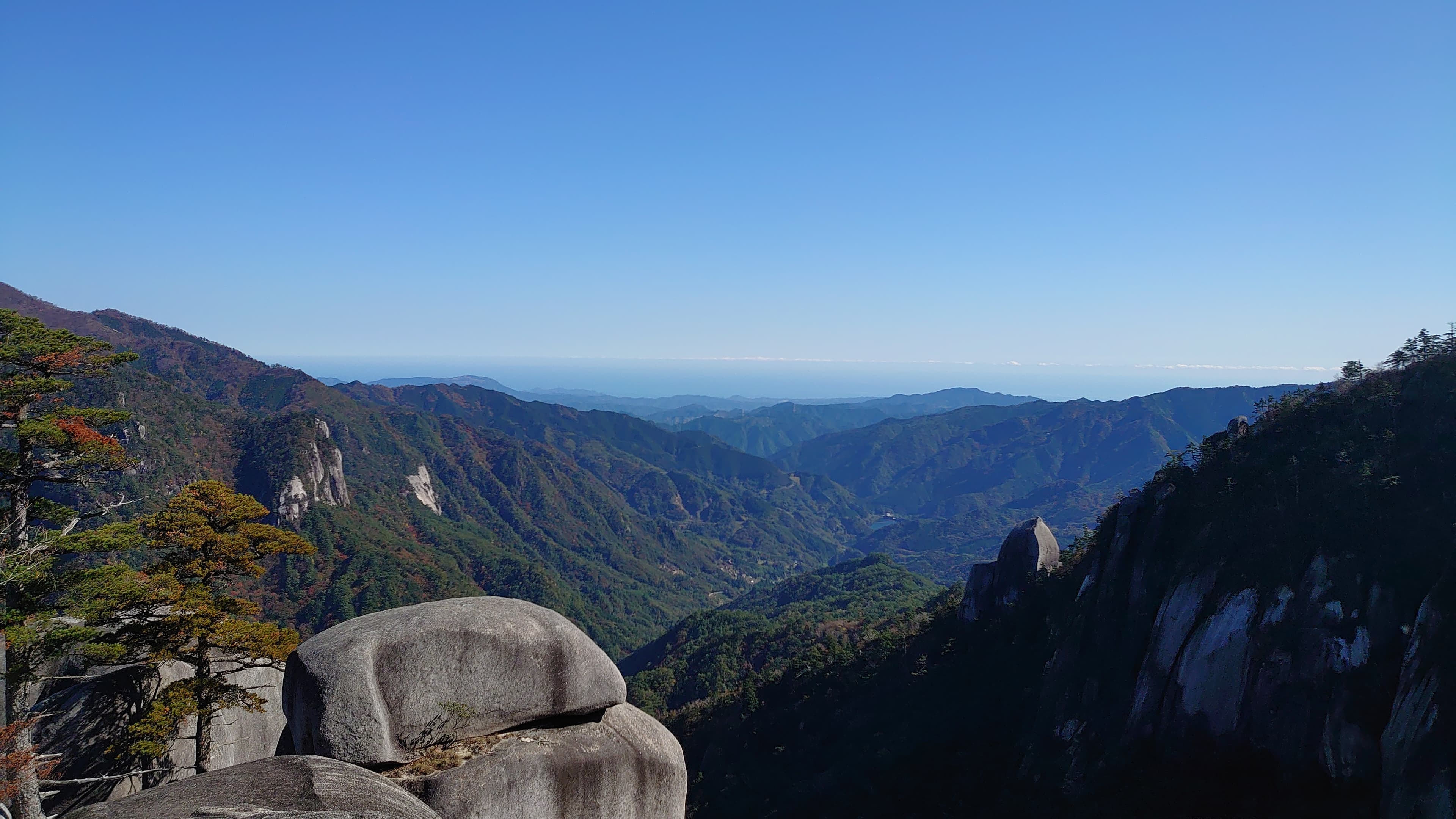 大崩山登山道途中の大岩の上で休憩1