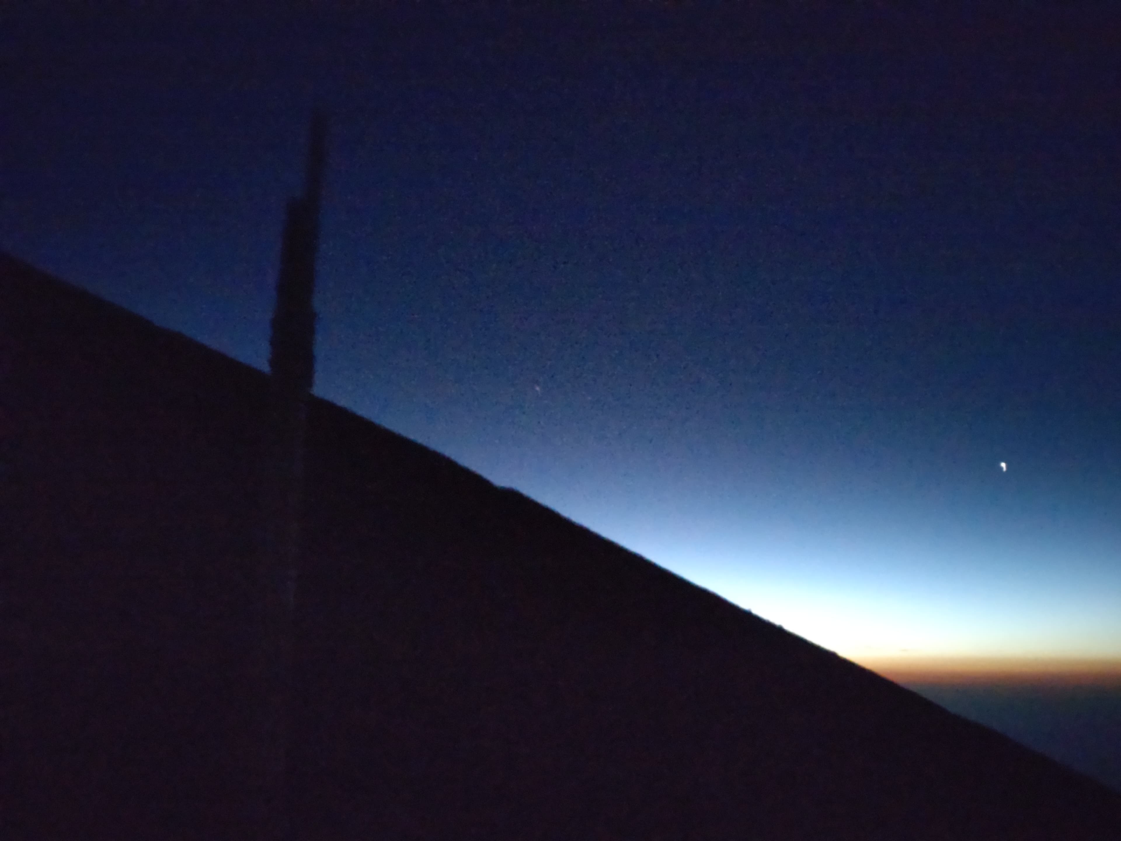 朝日に照らされる富士山の裾