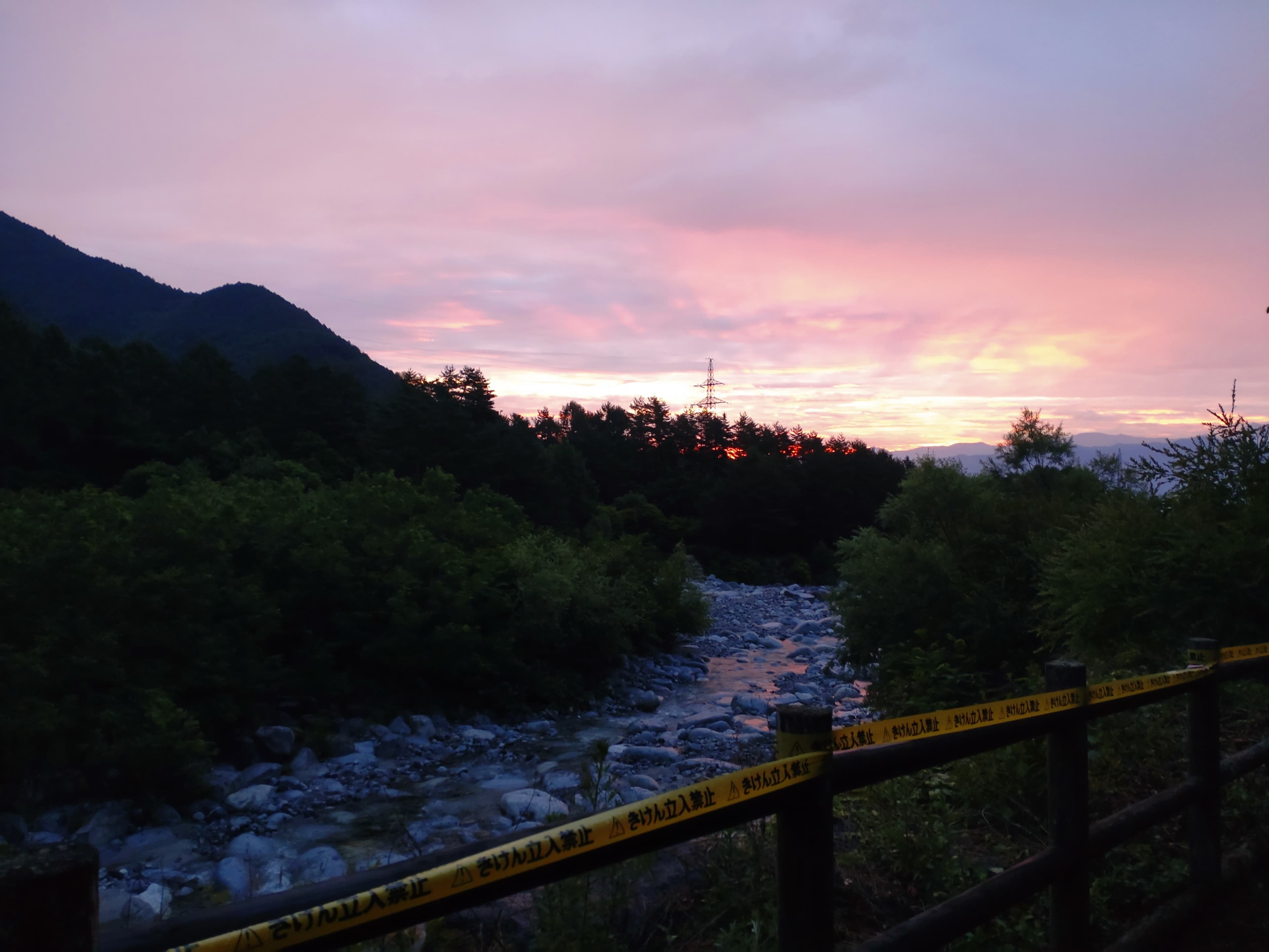 木曽の大田切川の遊歩道から見る朝焼け