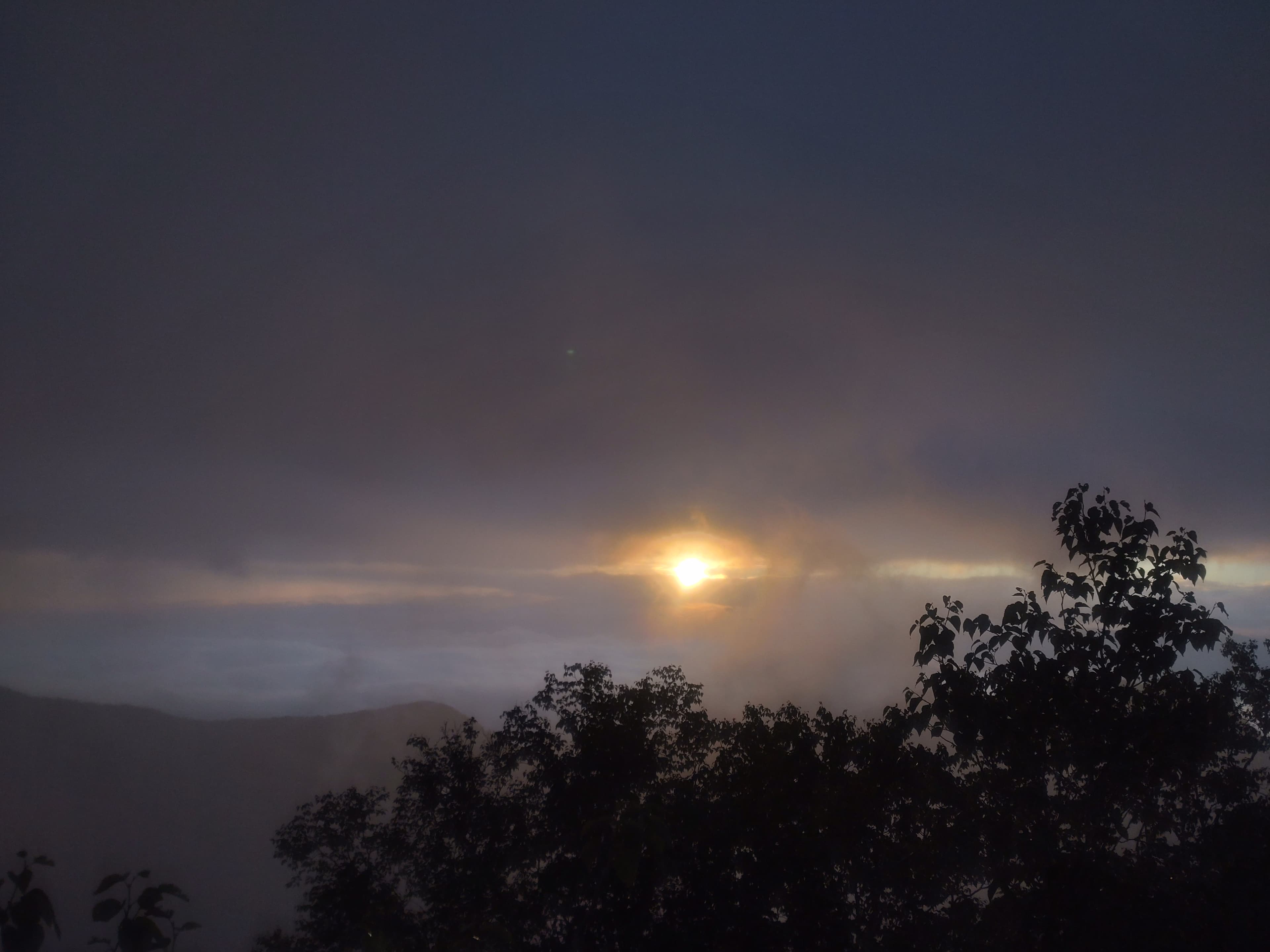 燕岳登山道で見た朝陽