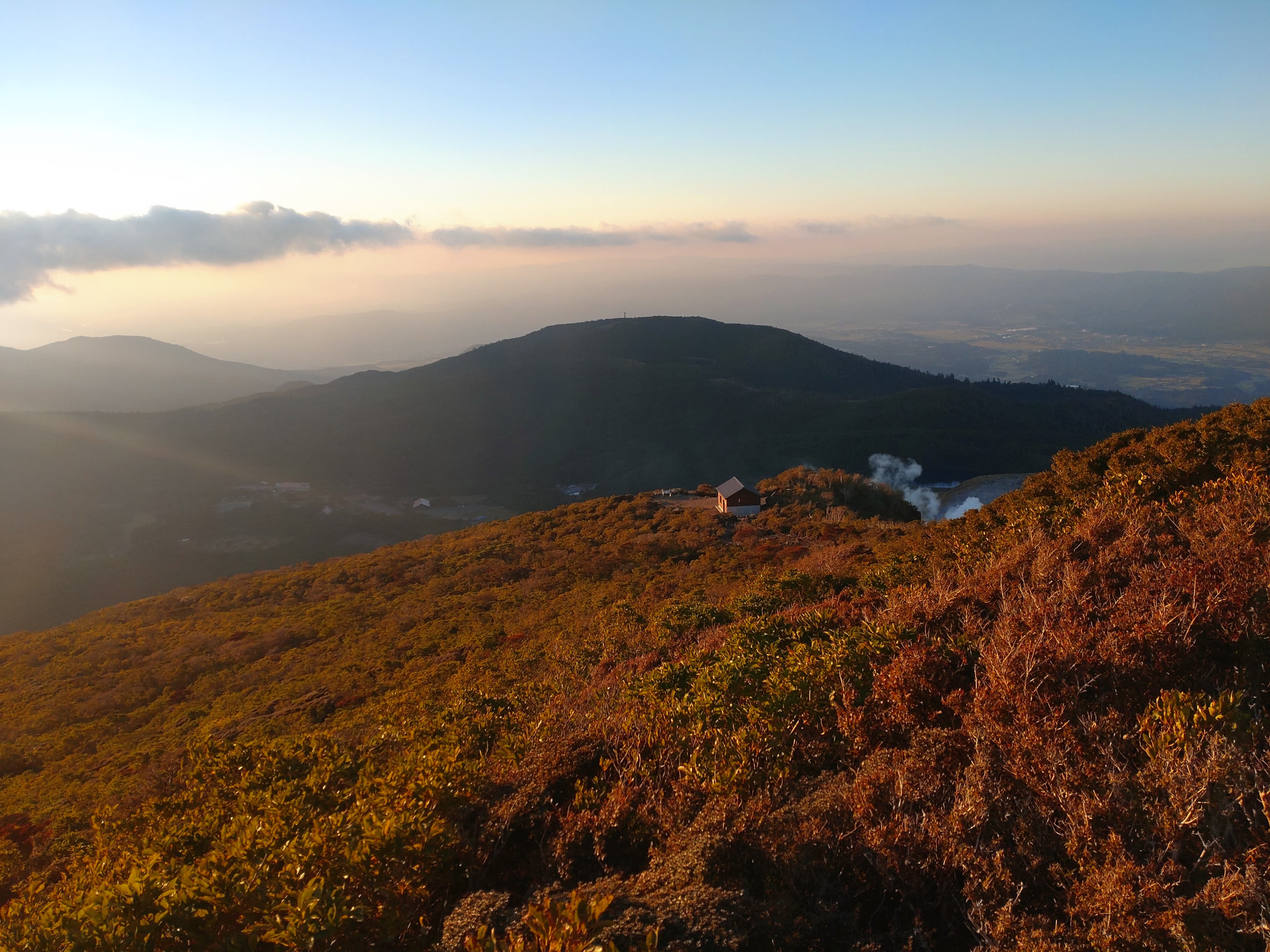 夕日に染まる韓国岳避難小屋