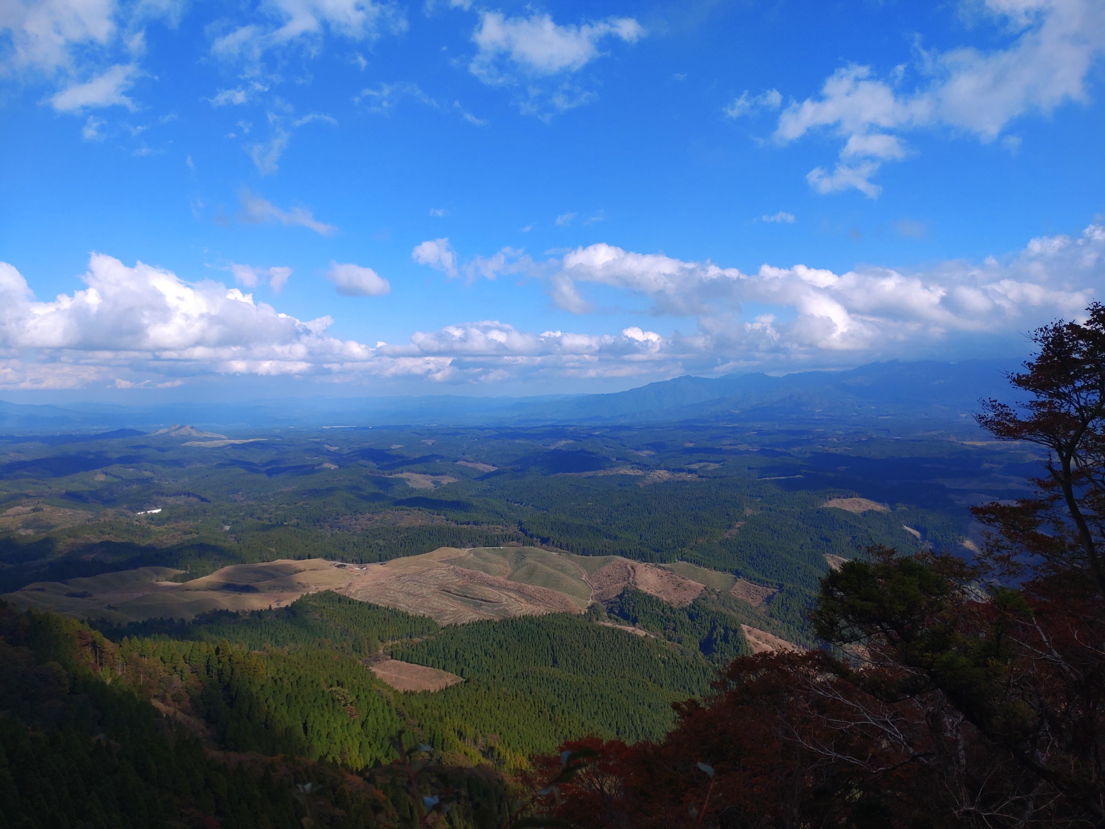 根子岳東峰登山道から見下ろす景色