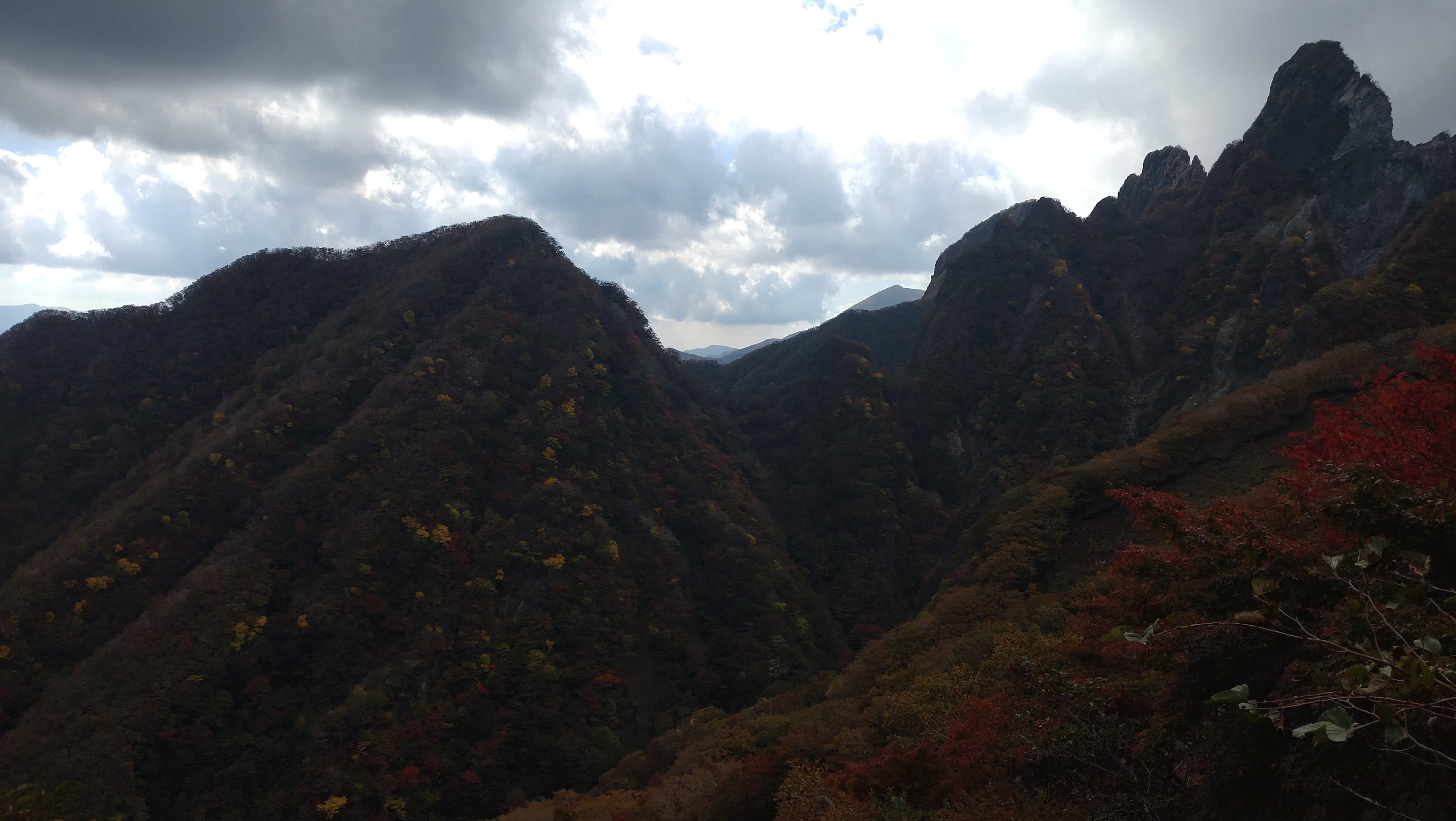 根子岳東峰登山道から見える根子岳天狗峰