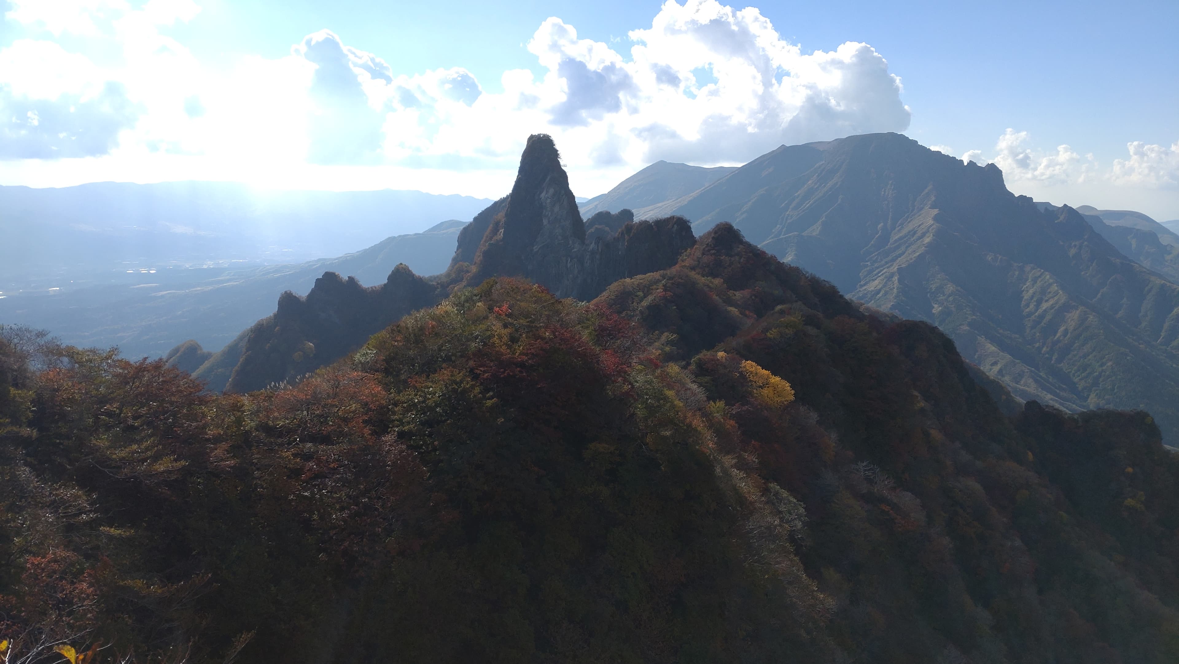 根子岳東峰山頂付近から見る根子岳天狗峰