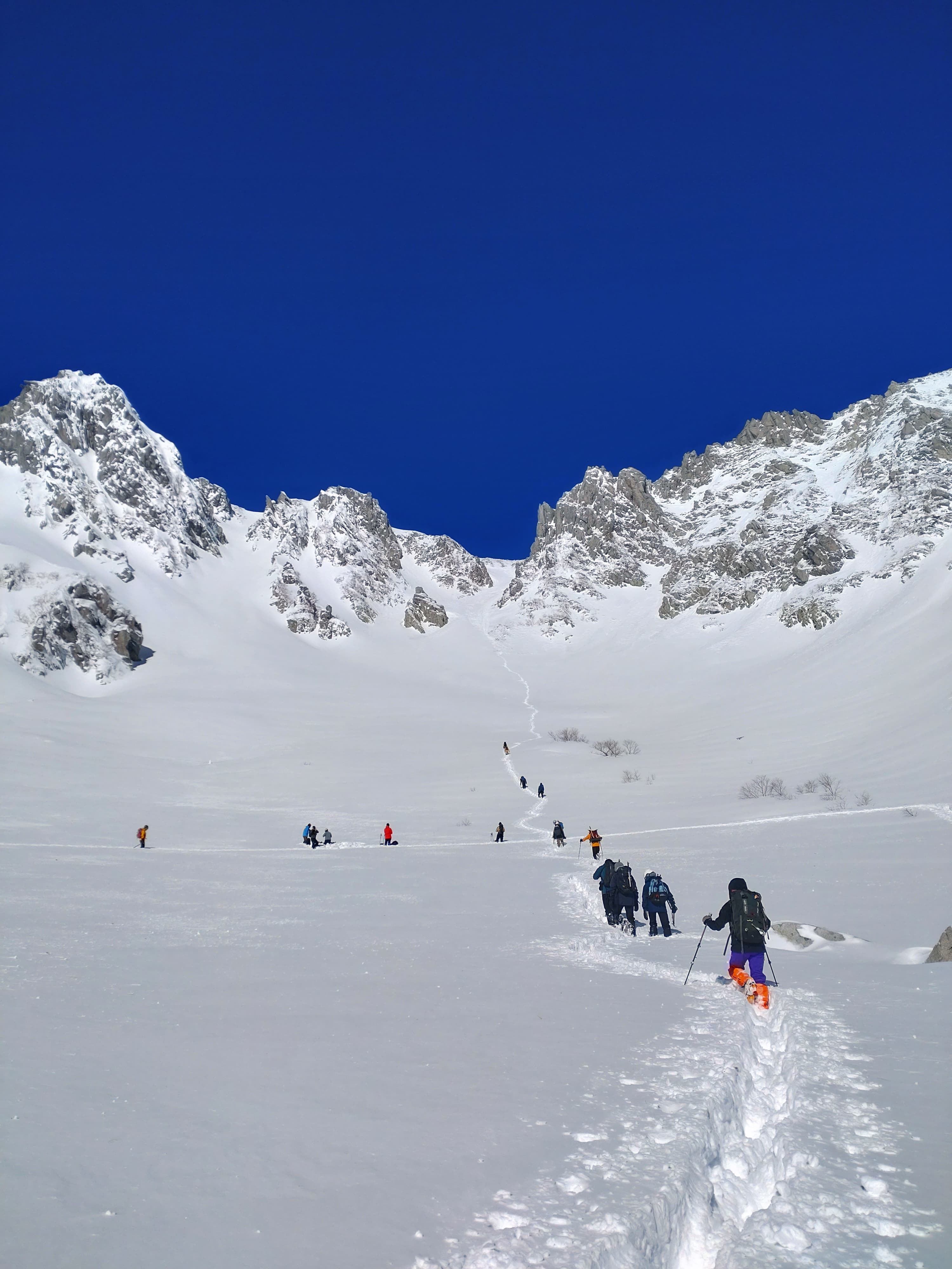 登山者で賑わう厳冬の千畳式カール