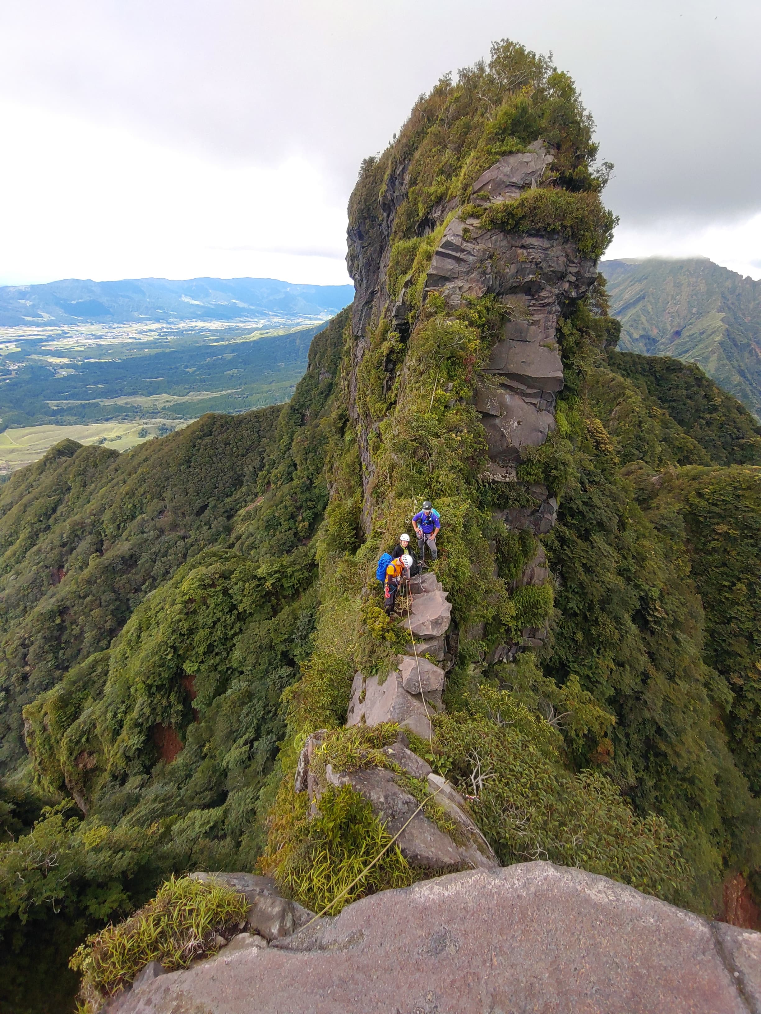 ローソク岩の前