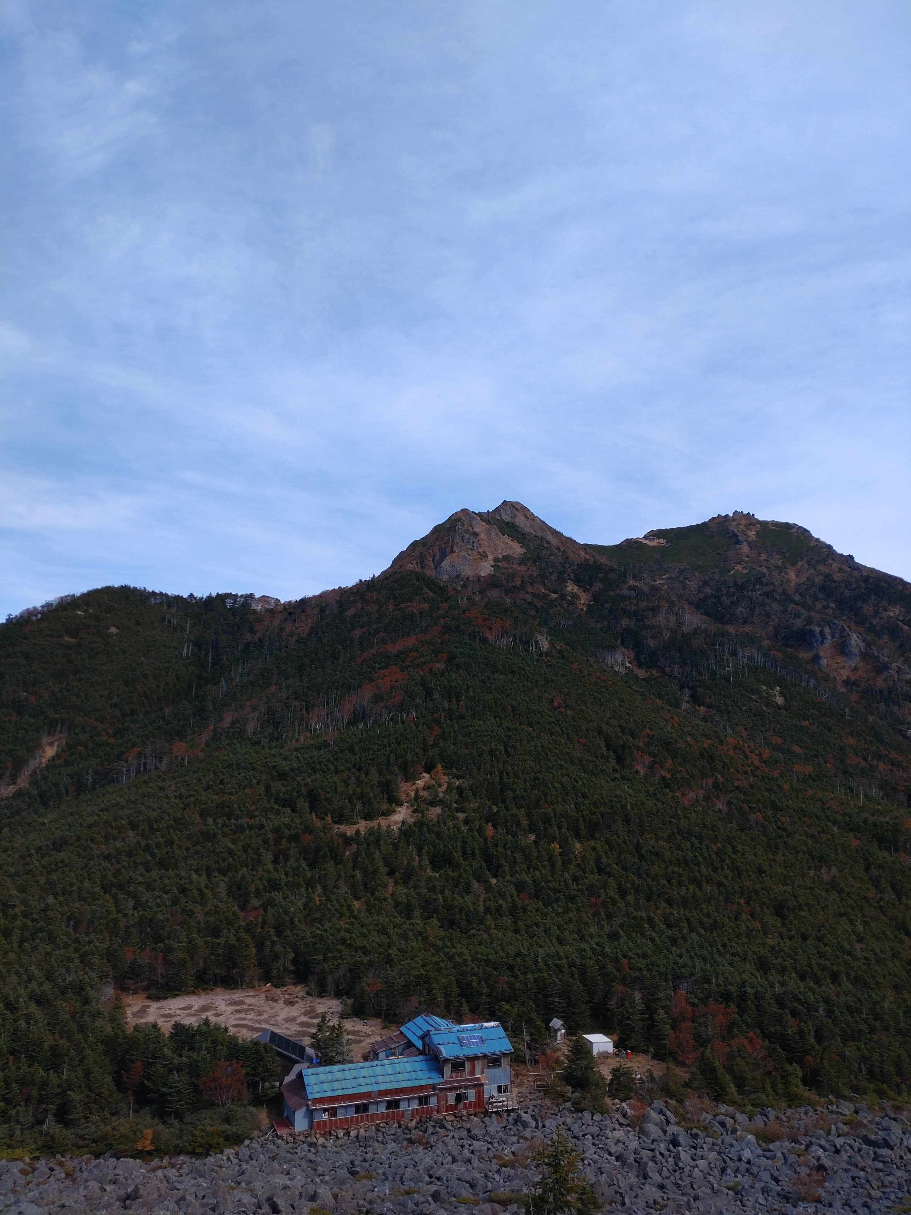 編笠山を青年小屋に下る途中に見える権現岳