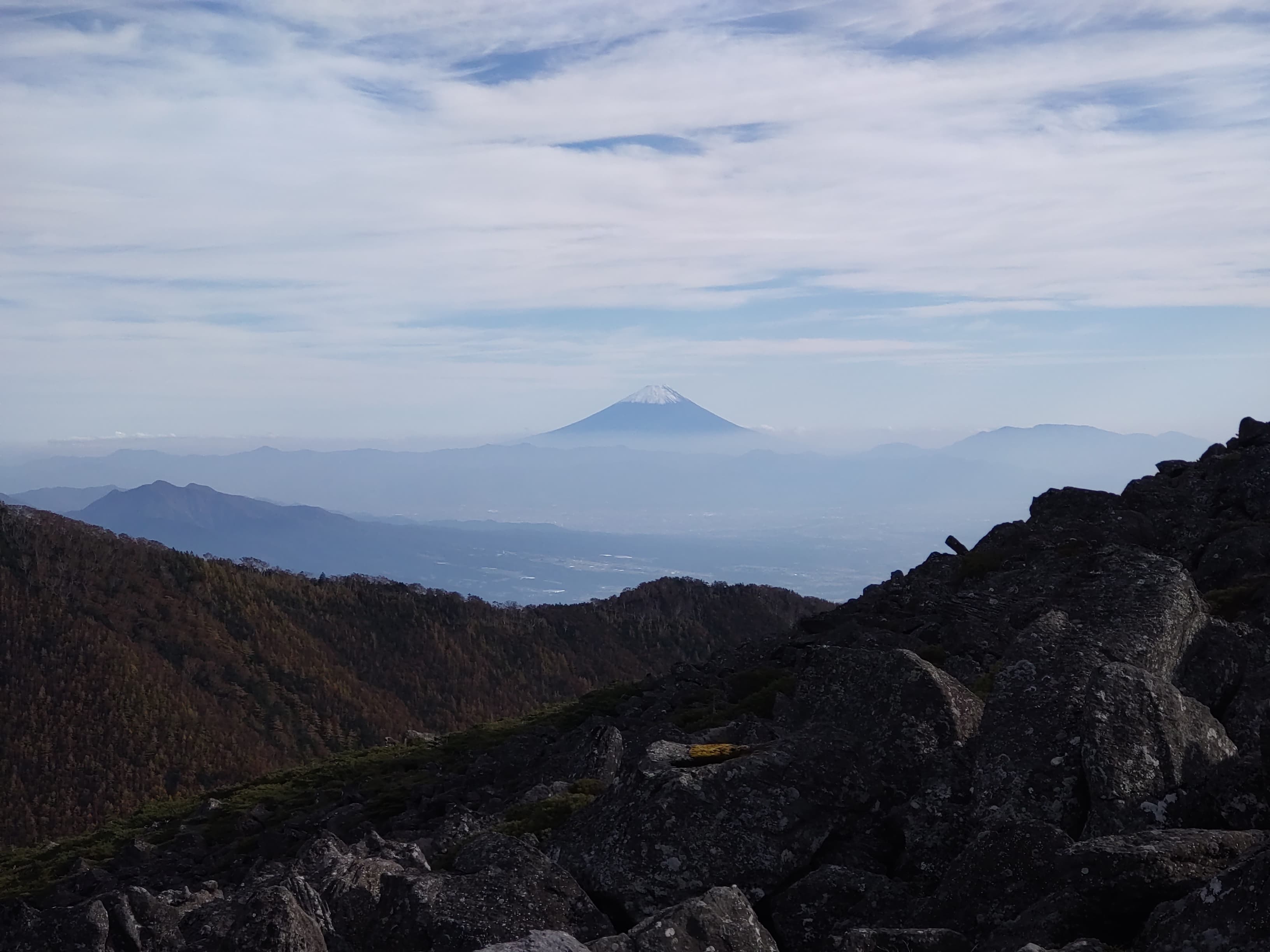 編笠山の青年小屋側の斜面から見える富士山