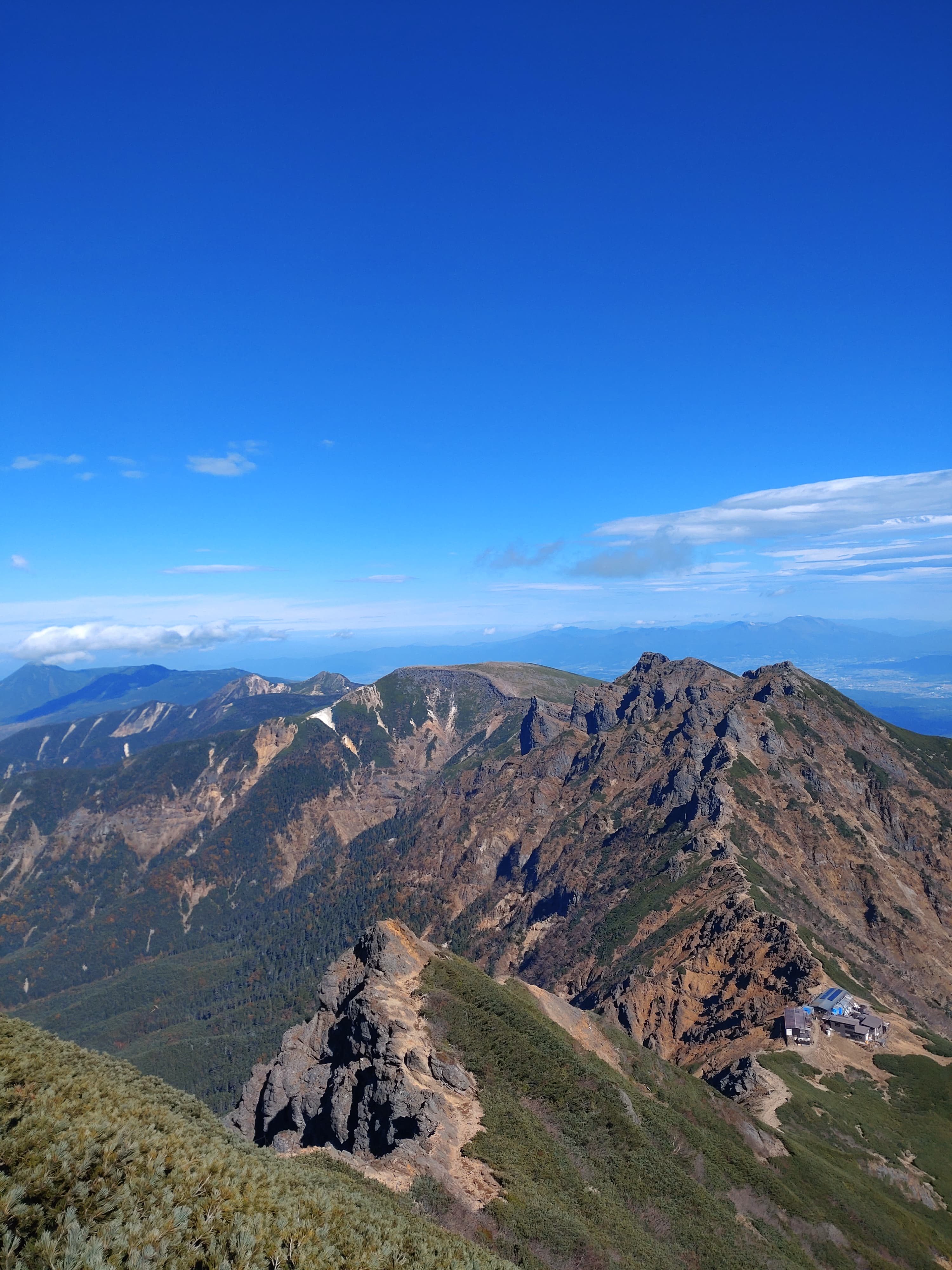 見下ろす赤岳天望荘