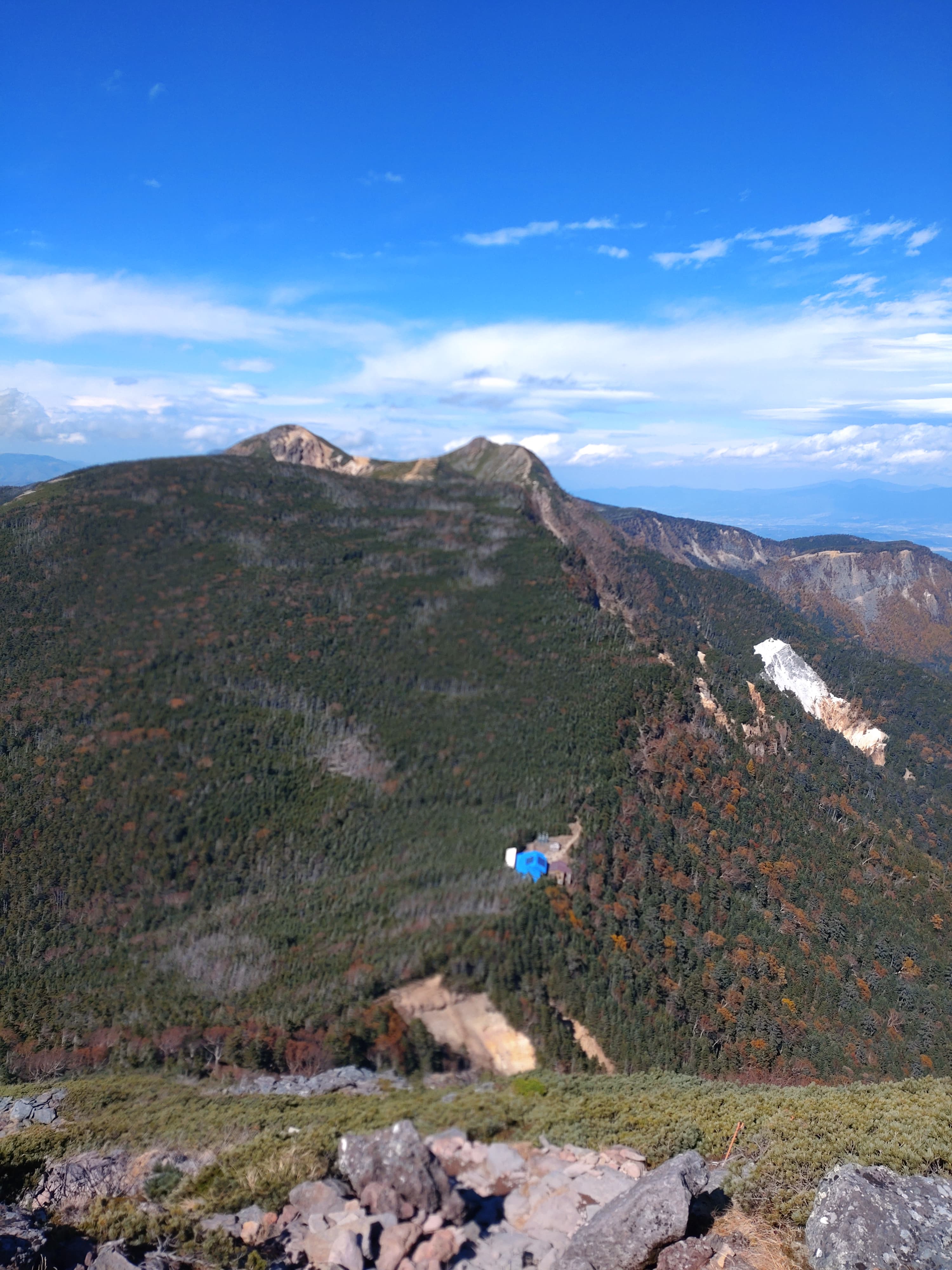 見下ろしたヒュッテ夏沢