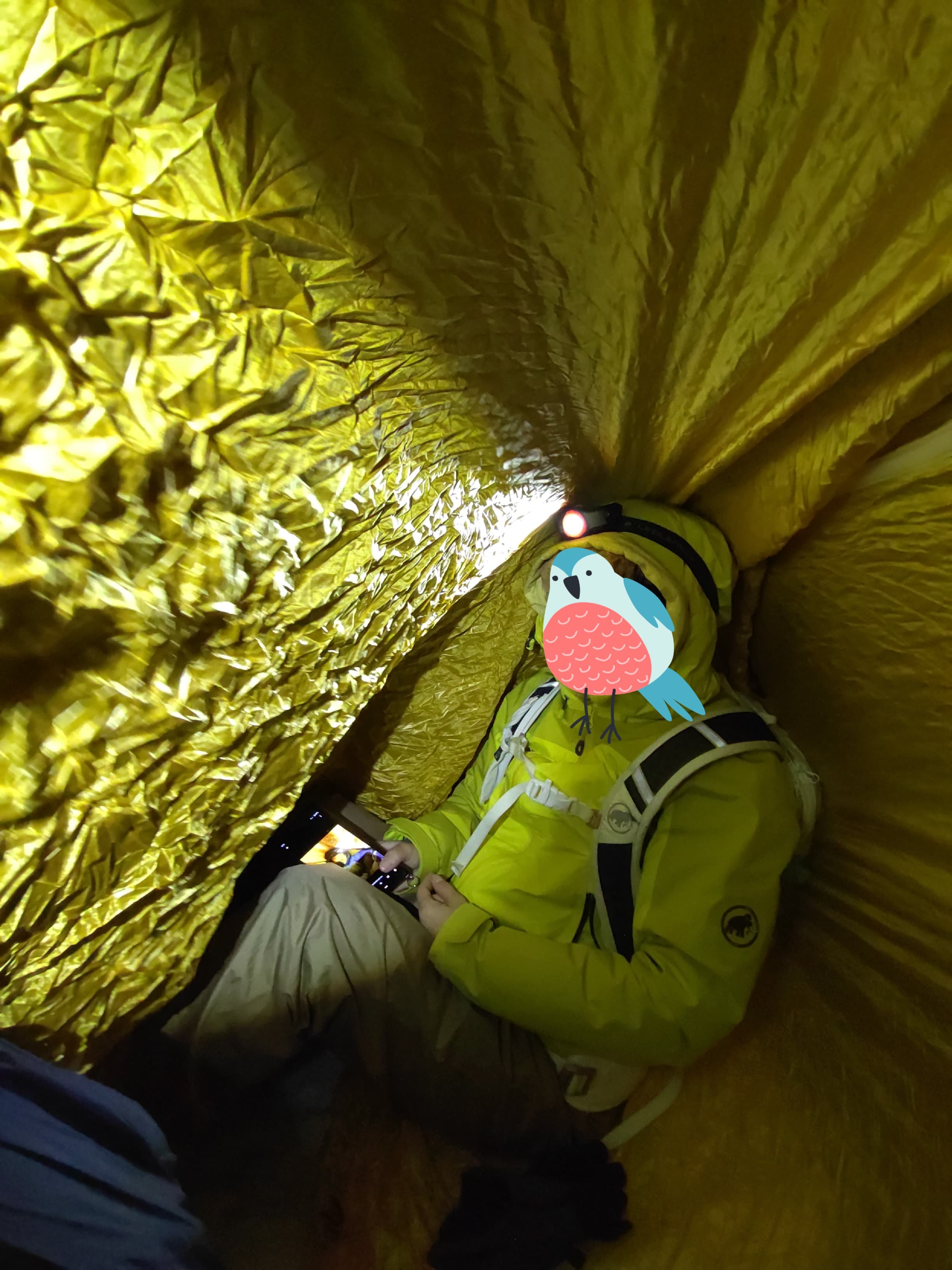 久住連山星生山直下にて日の出待ちでツェルトをかぶって暖を取っている写真