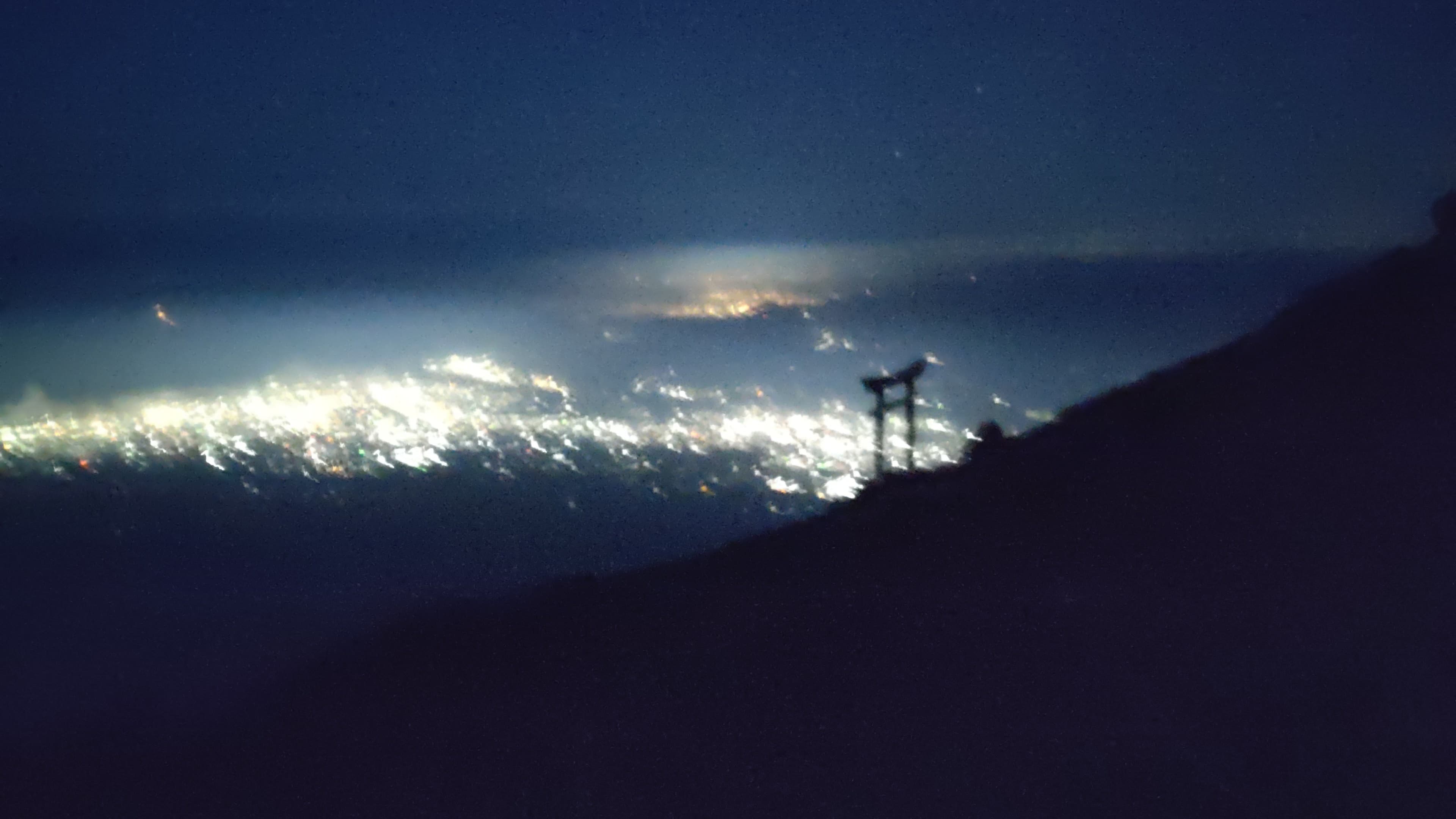 富士山の登山道から見下ろす夜景