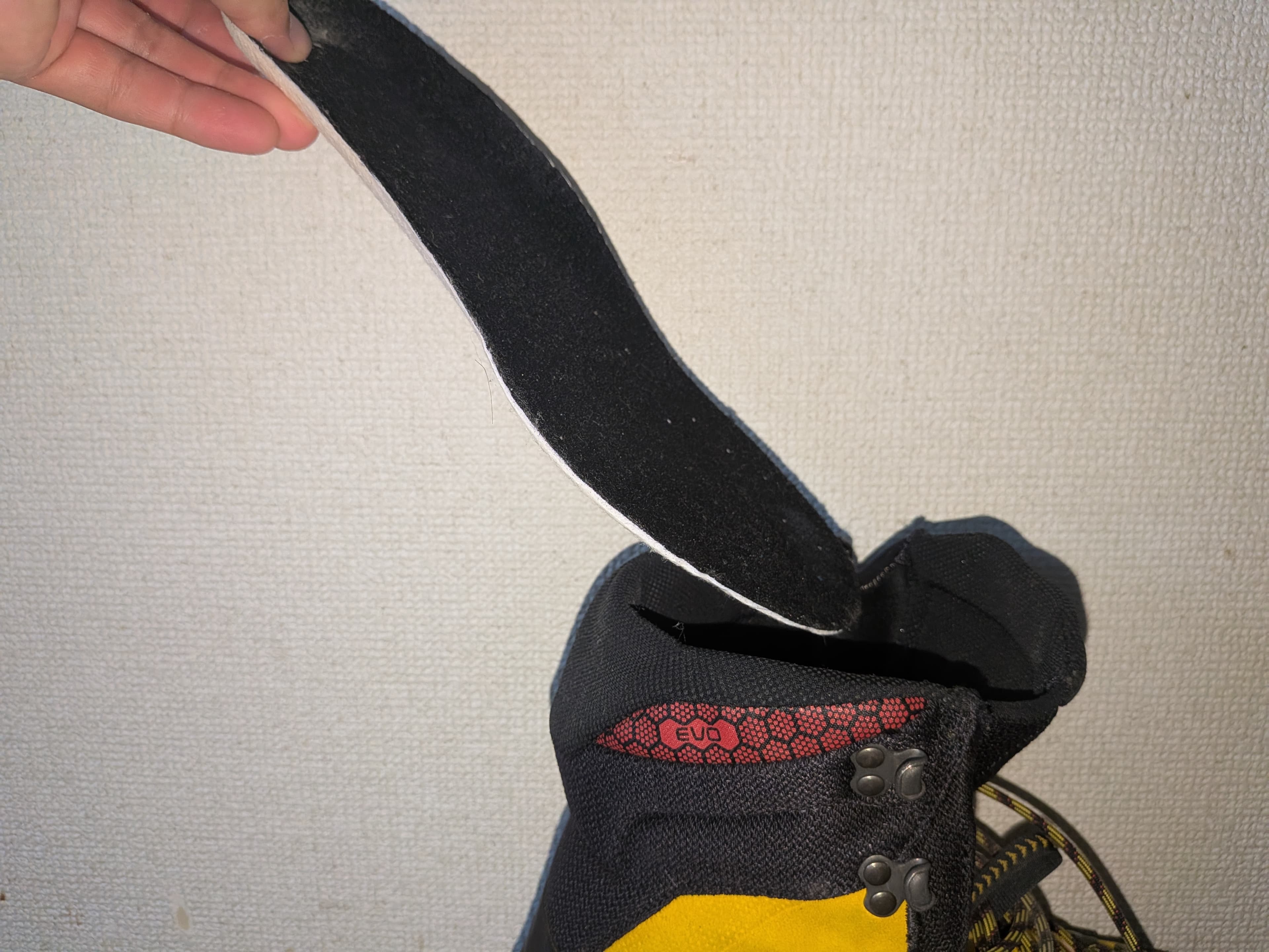 登山靴からインソールを引き抜いている様子