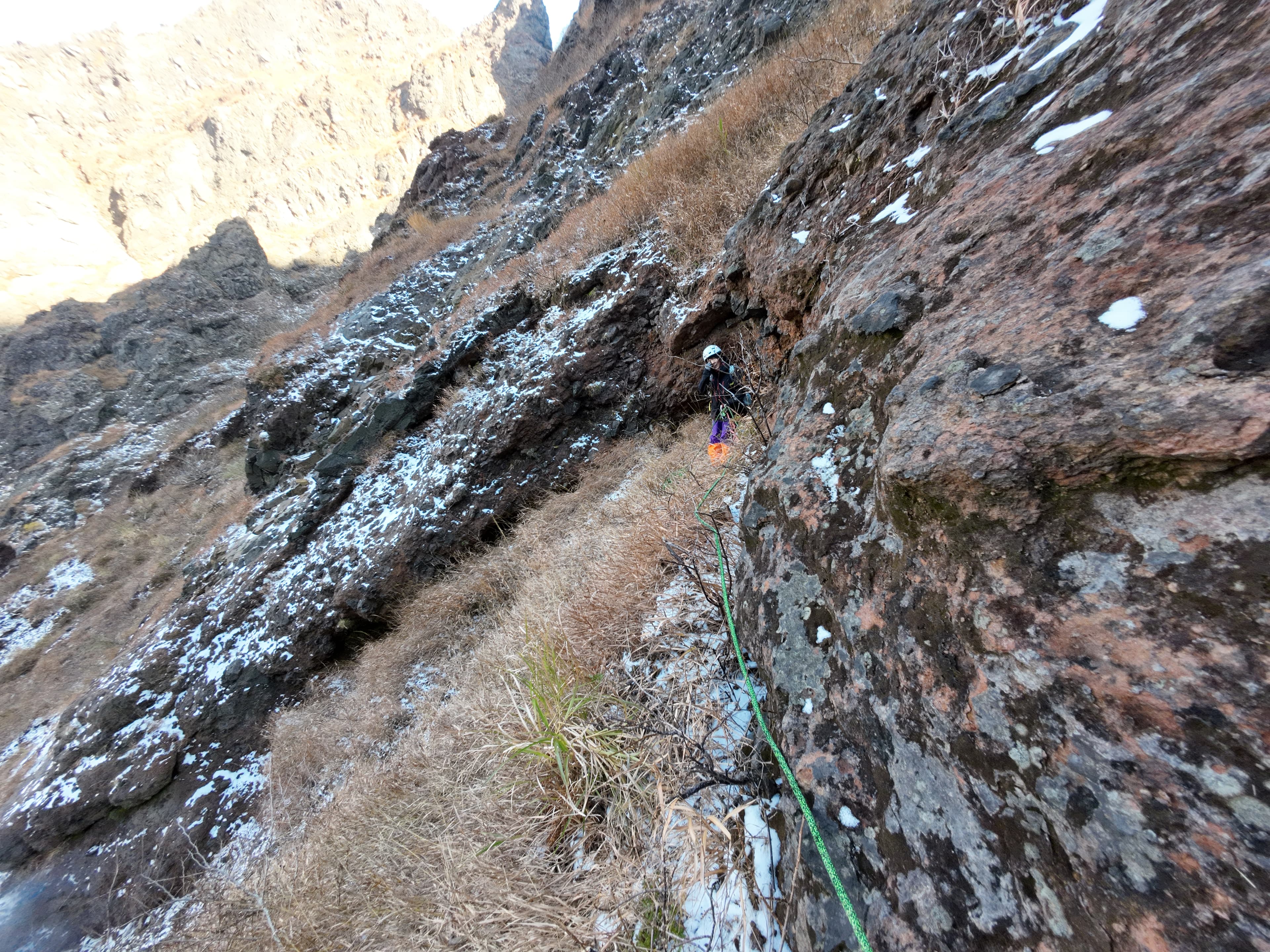 阿蘇赤ガレ谷F2の右岸をトラバース