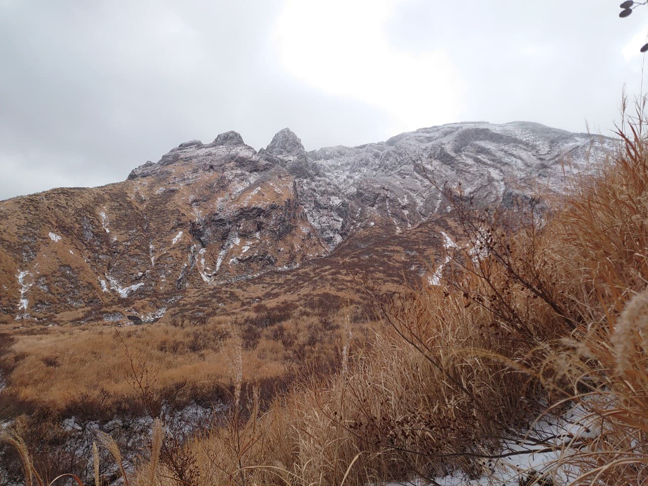 雪化粧の阿蘇鷲ヶ峰