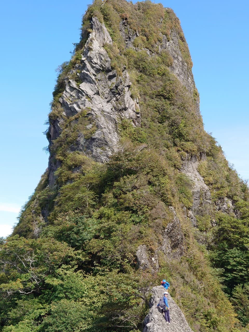 根子岳・ローソク岩の上から望む天狗峰