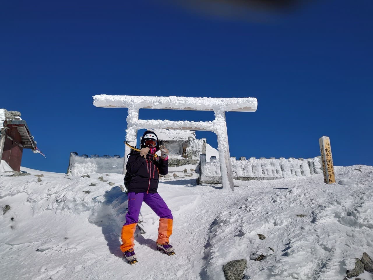 木曾駒ケ岳山頂の社